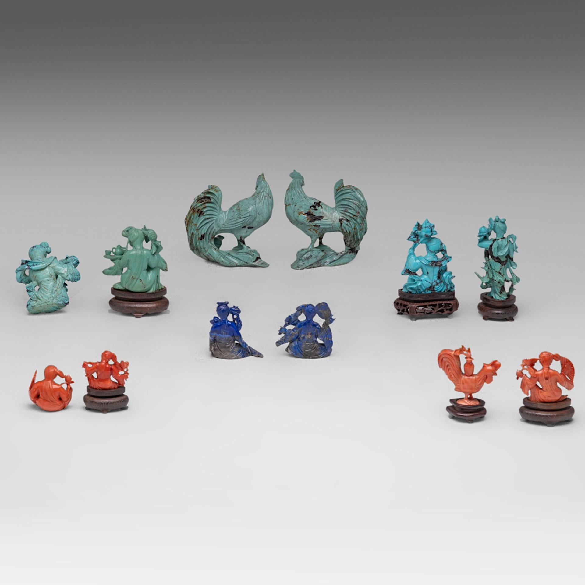 A small collection of Chinese turquoise, lapis lazuli, and red coral carvings, late Qing (late 19thC - Bild 2 aus 6