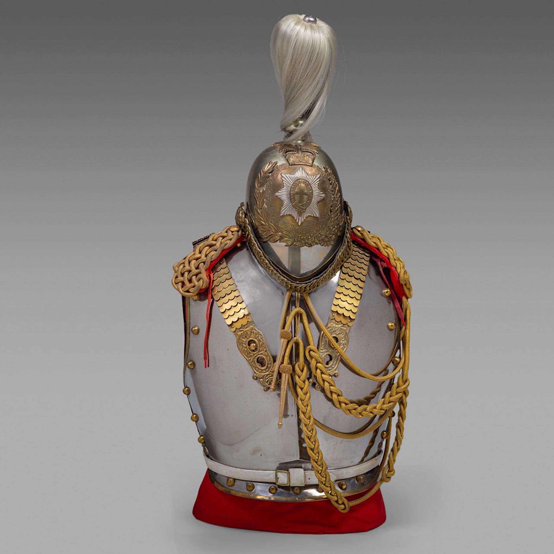 cuirass and helmet of the Royal Horse guards, metal and brass,1952 (Eliabeth II) 88 x 36 x 44 cm. (3 - Bild 2 aus 6