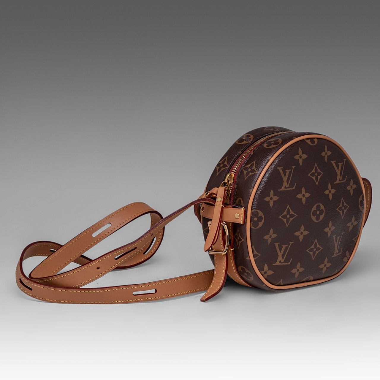 A Louis Vuitton monogram boite chapeau handbag, H 16 cm