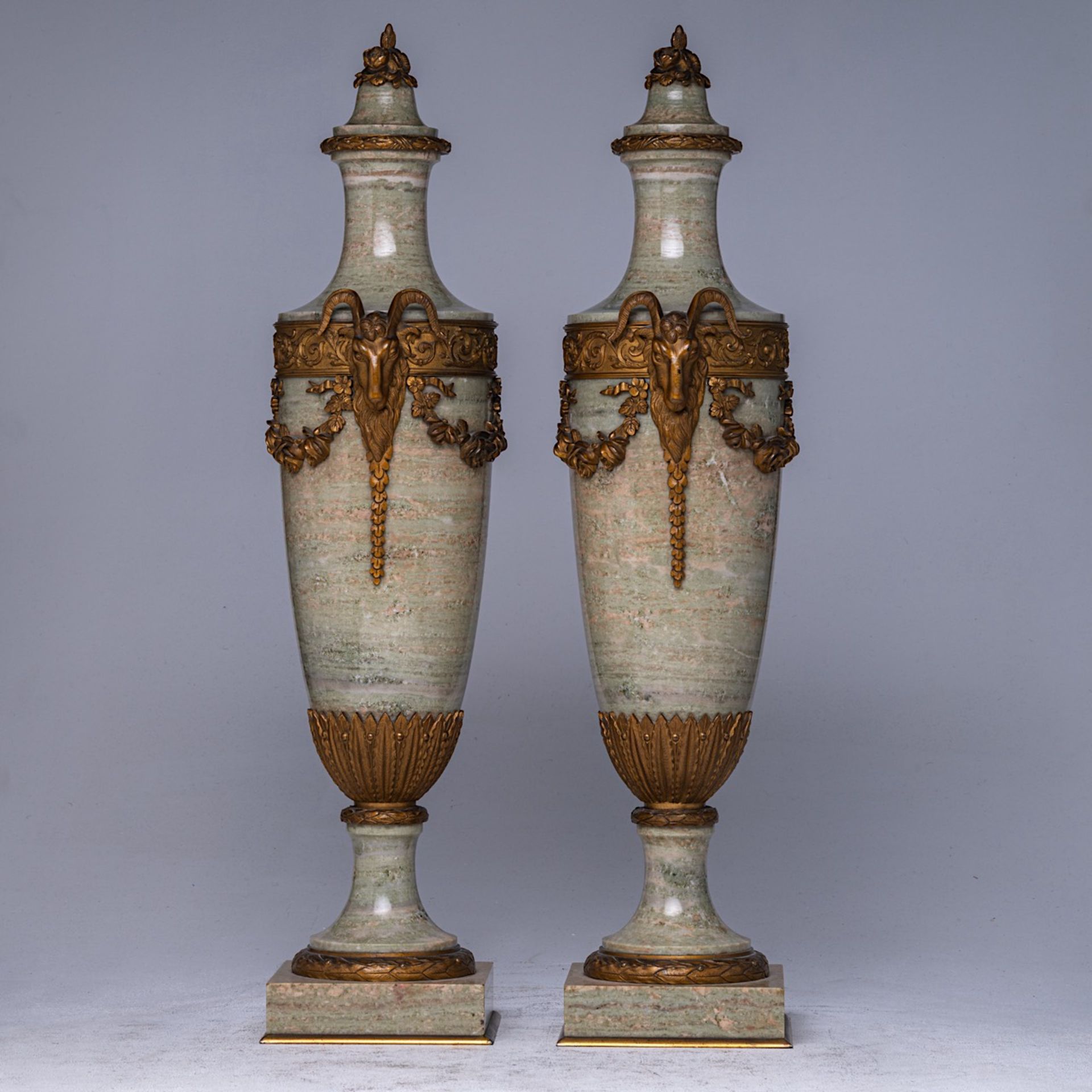 A fine pair of Neoclassical oblong cassolettes, marble with gilt bronze mounts, H 56 cm - Bild 2 aus 6