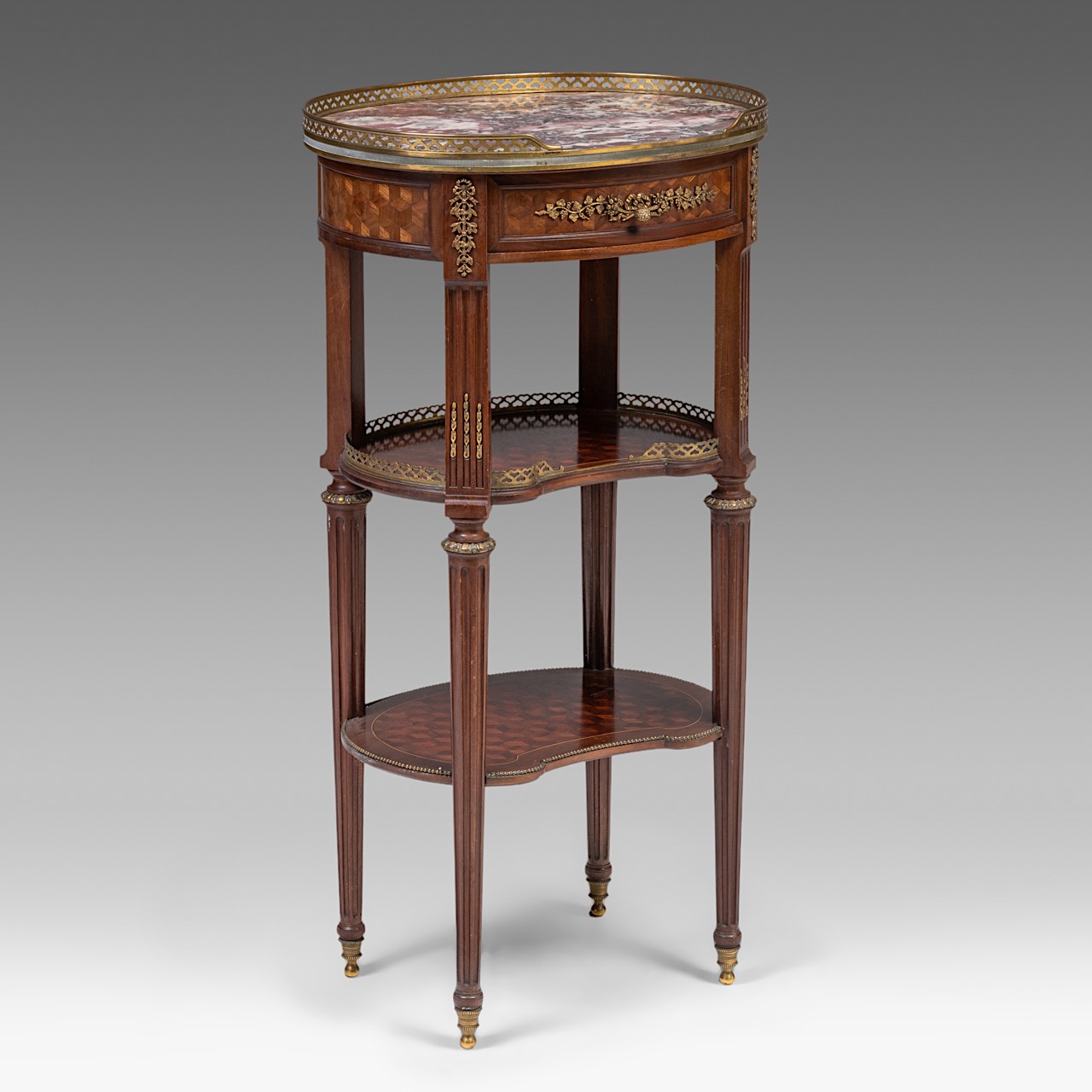 A Louis XVI-style marble-topped side table, signed Francois Linke (1855-1946), H 83,5 cm - W 44,5 cm