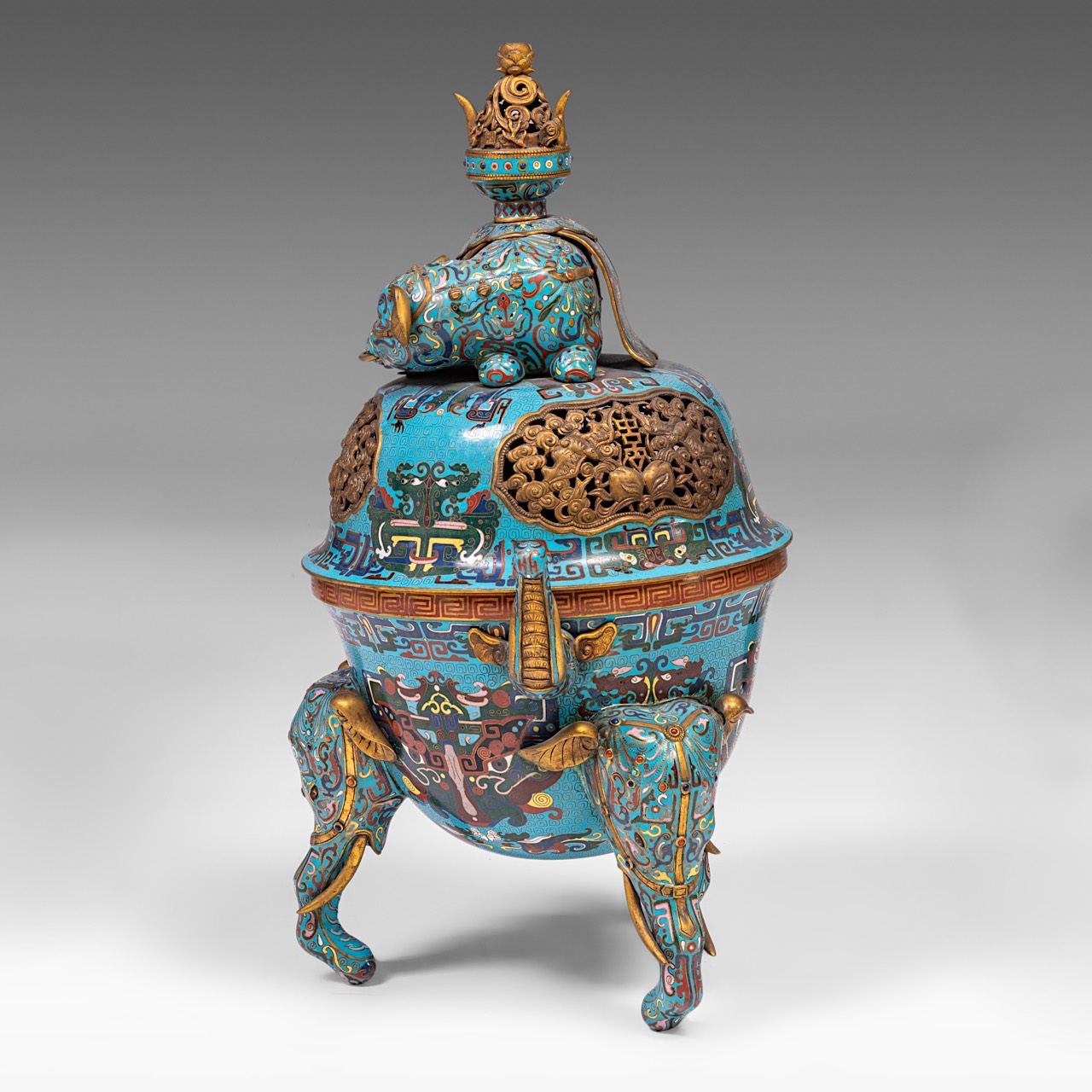 A Chinese five-piece semi-precious stone inlaid cloisonne garniture, late Qing/20thC, tallest H 58 - - Image 5 of 24