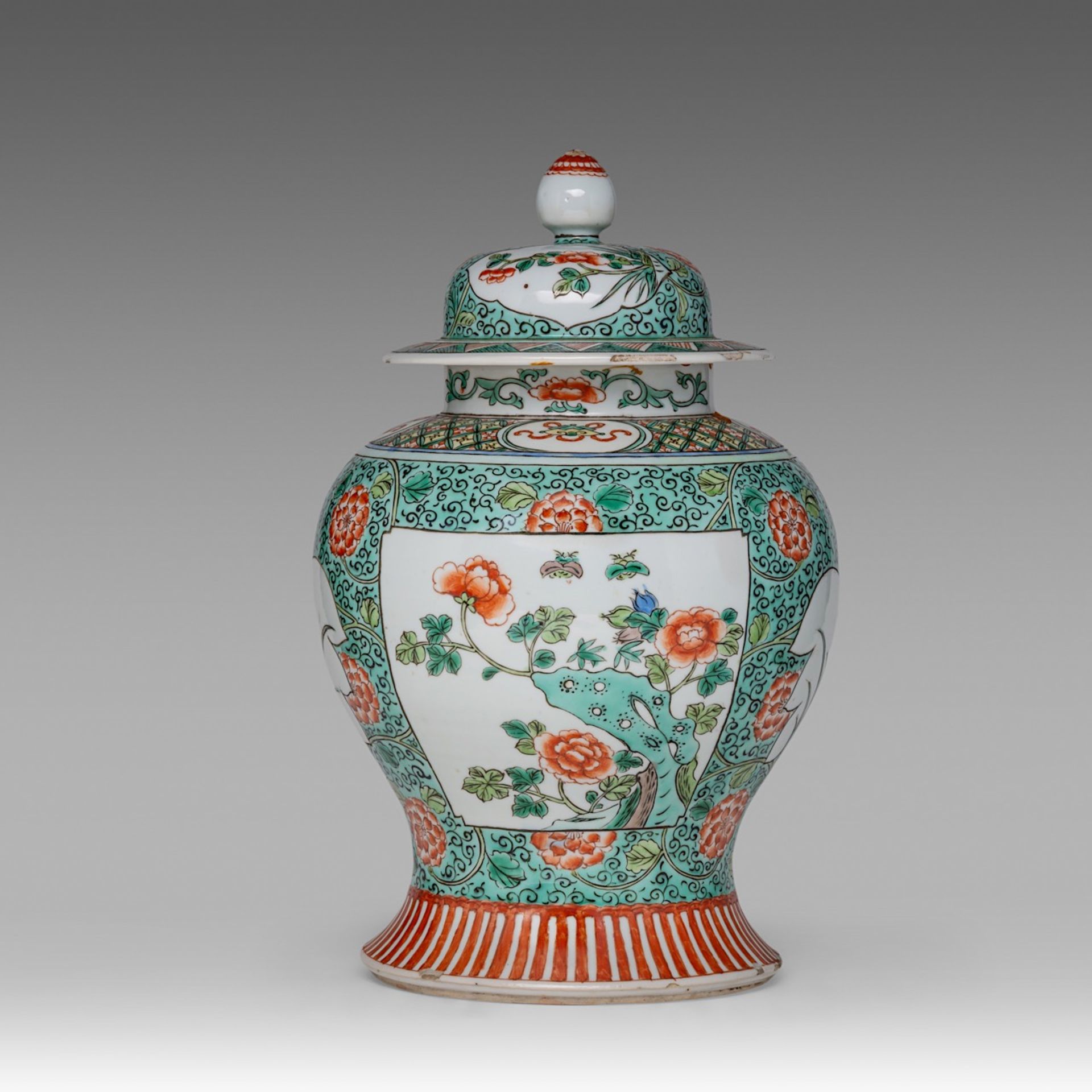 A Chinese famille verte 'Flower Gardens' covered vase, late 19thC/Republic period, H 35 cm - Bild 4 aus 7