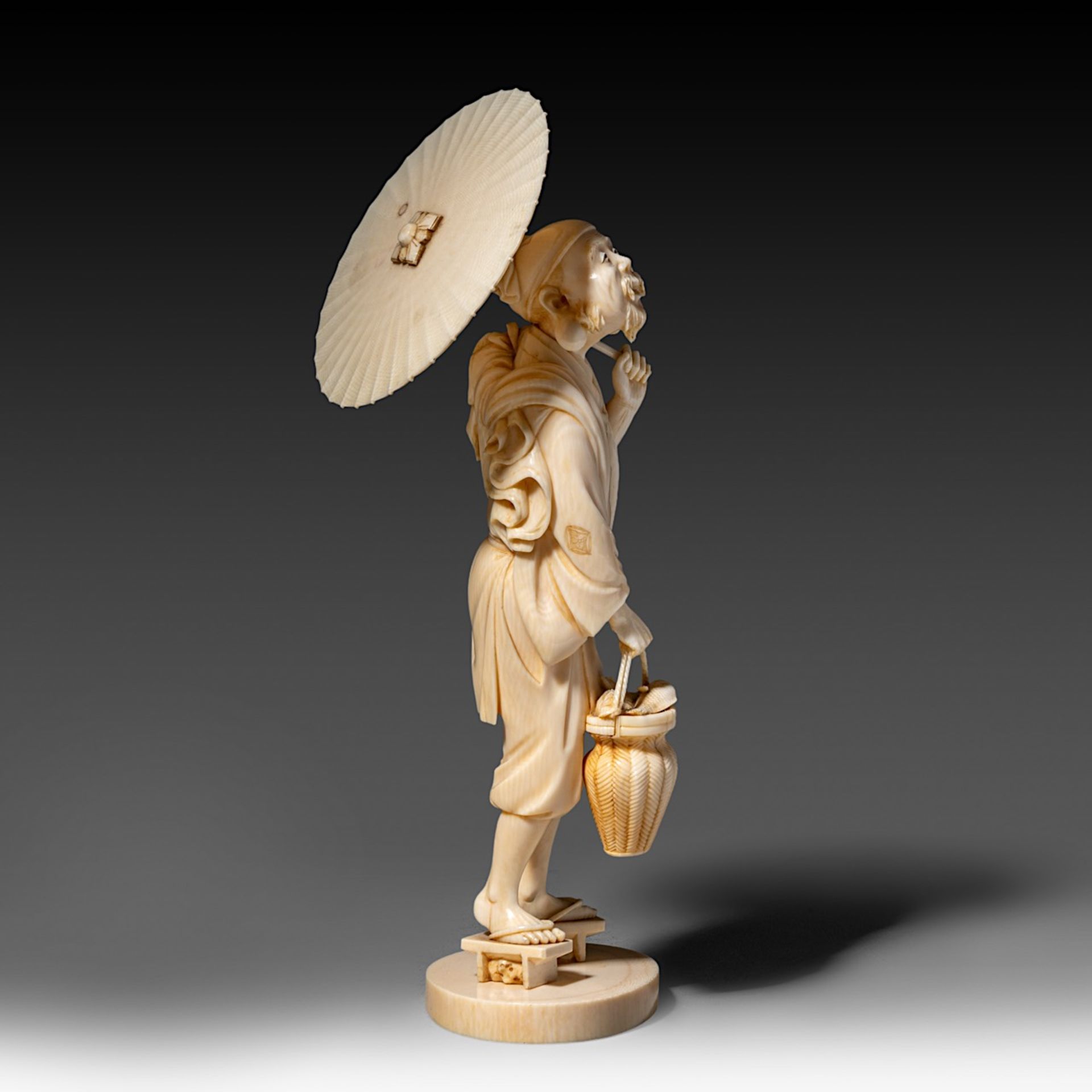 A very fine Japanese ivory okimono of a man with an umbrella, Tokyo school, Meiji period, H 23 cm - - Bild 5 aus 7