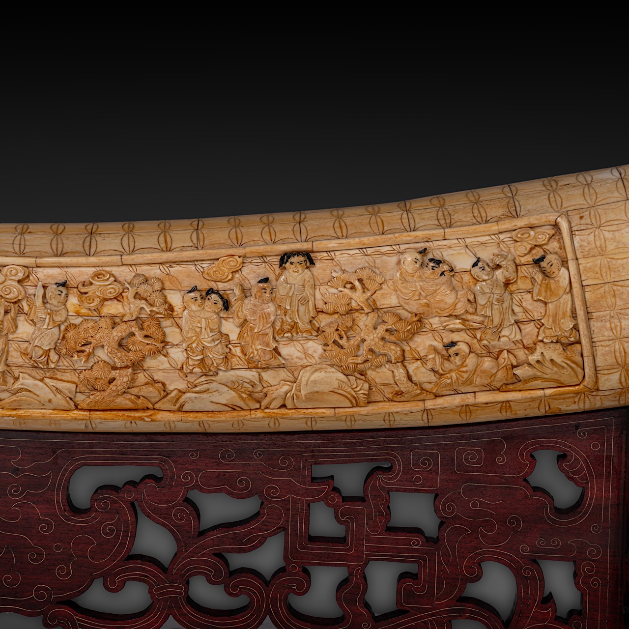 Tusk made from sculpted bone slats, Qing/Republic period, inner arch 165 cm - outer arch 175 cm - Image 11 of 13