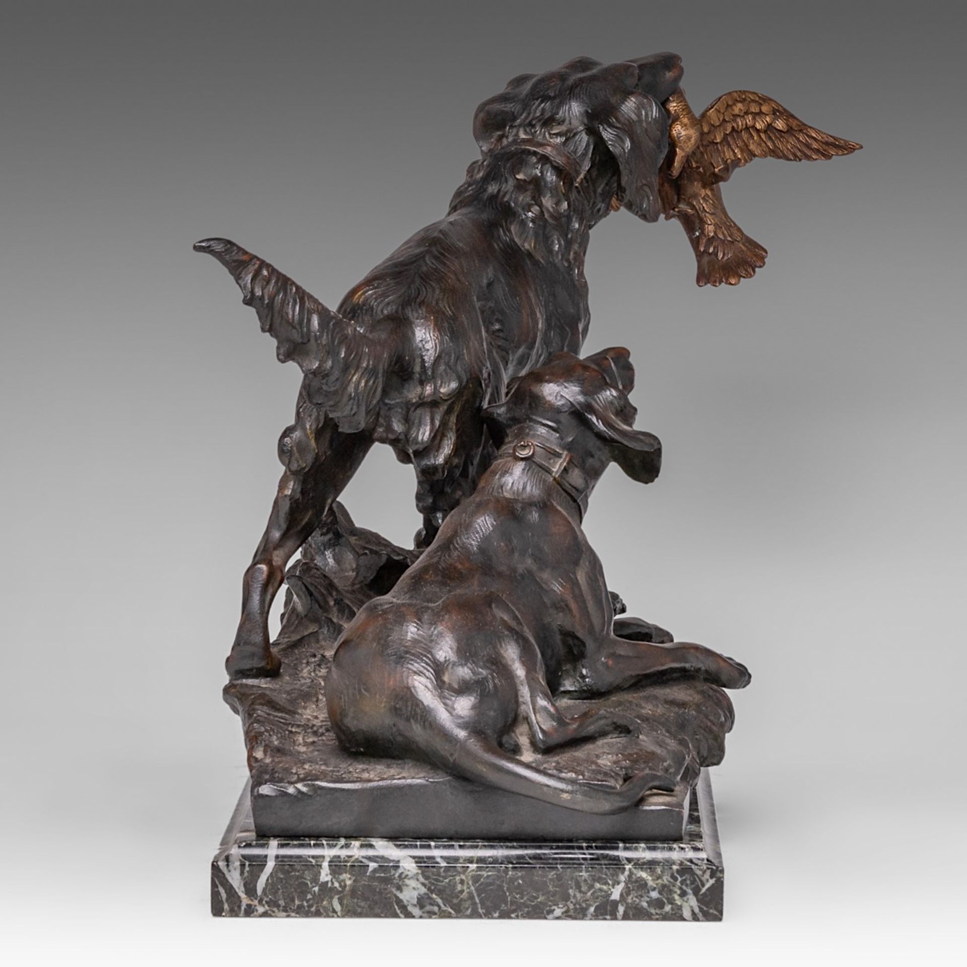 Antonio Amorgasti (1880-1942), two hunting dogs, dated 1924, dark patinated bronze, H 33 - W 60 cm - Bild 7 aus 9