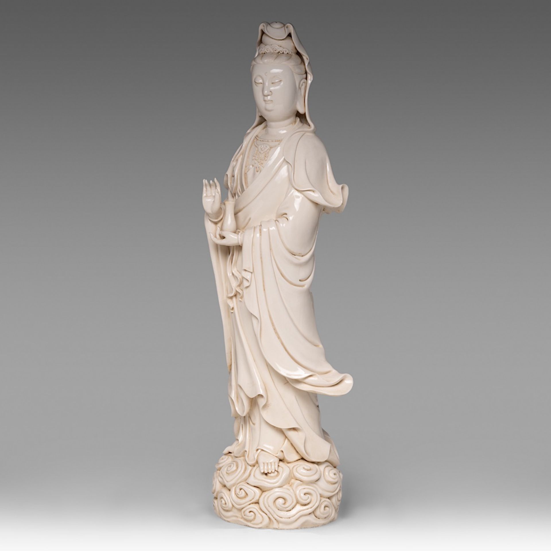 A large Chinese Dehua blanc-de-chine standing Guanyin, marked 'He Chaozong', H 69 cm - Bild 2 aus 9