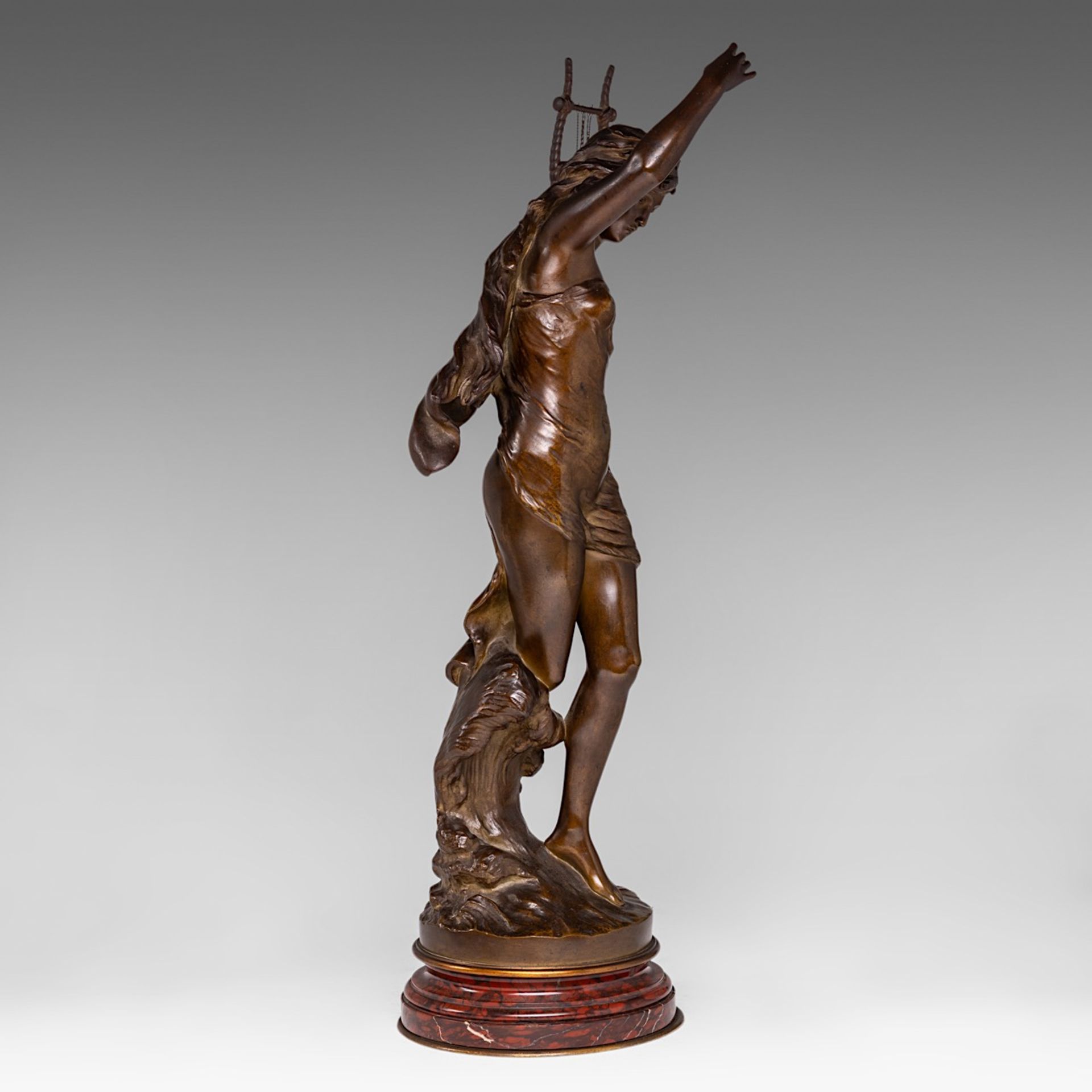 Mathurin Moreau (1822-1912), 'La Victoire', patinated bronze on a marble base, 59,5 cm - Bild 5 aus 7
