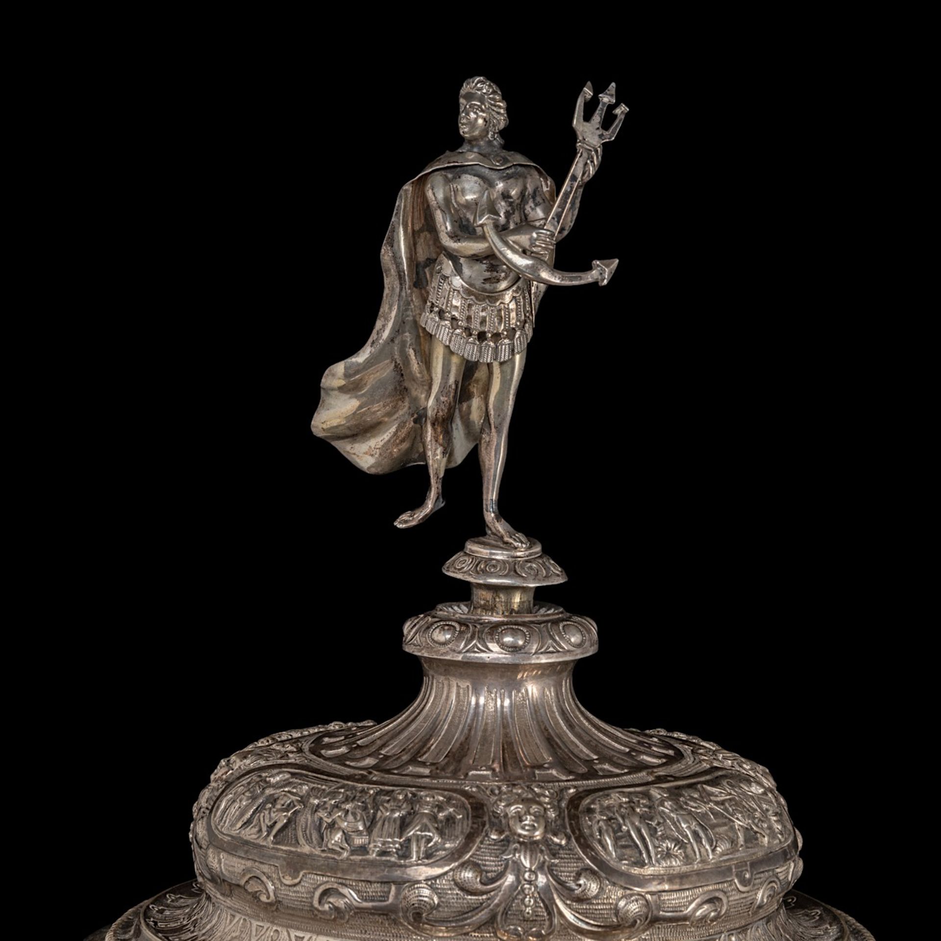 A 19thC Renaissance revival silver cup and cover, H 72,5 cm, total weight ca 2772 g - Bild 5 aus 9