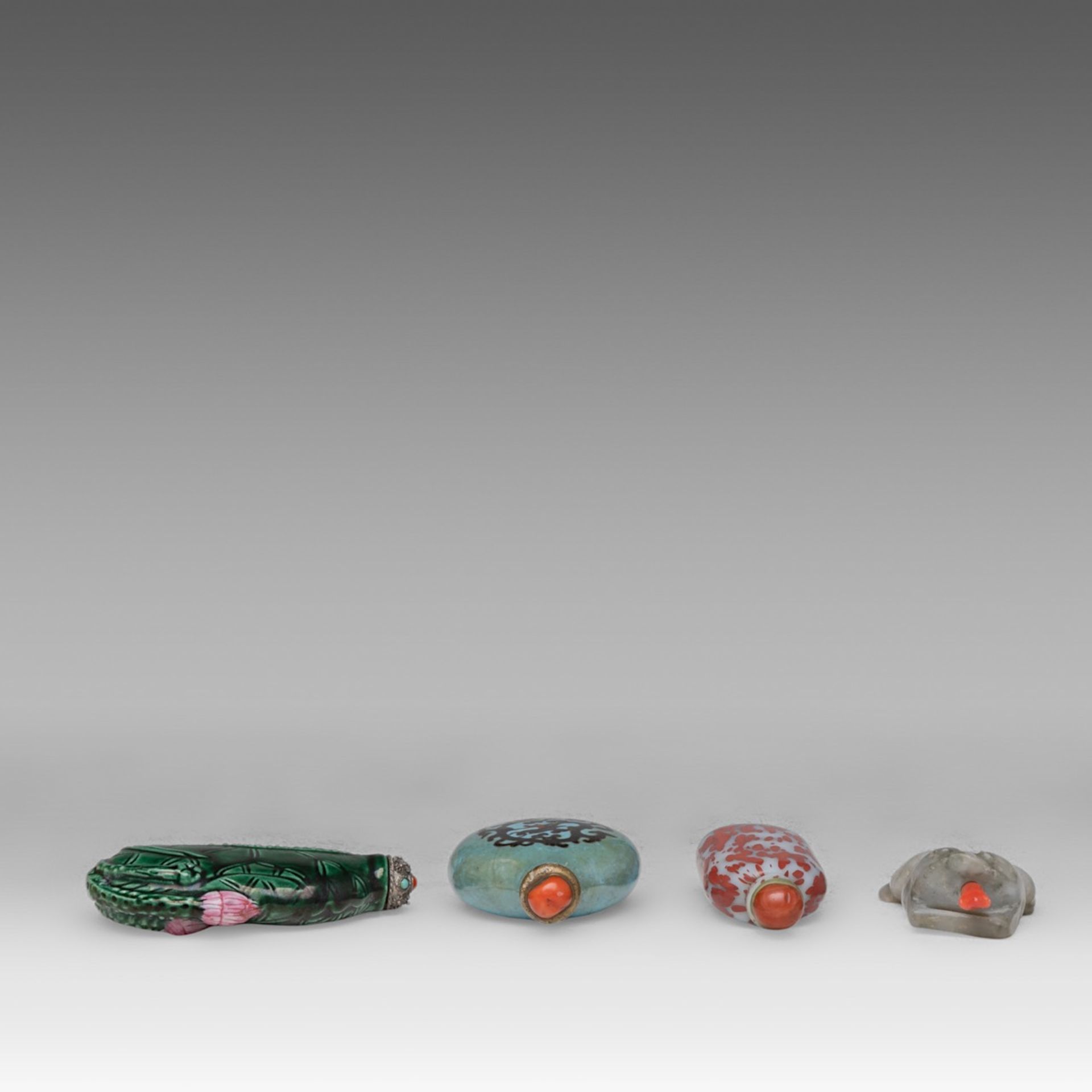 A collection of twelve Chinese snuff bottles, including an enamelled copper 'Boy and Water Buffalo' - Bild 5 aus 10