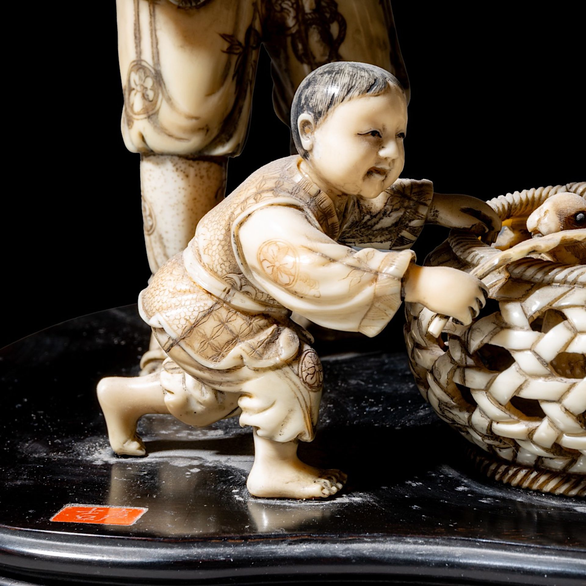A walrus/sperm whale ivory okimono group of a family with bunnies, fixed on a black lacquered wooden - Bild 9 aus 10
