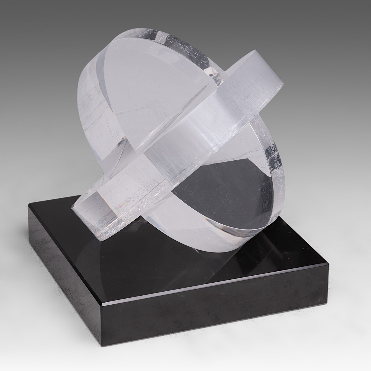 Hilde Van Sumere (1932-2013), 'Weerspiegeling', plexi on a black marble base, H 20 cm (total) - Image 7 of 9
