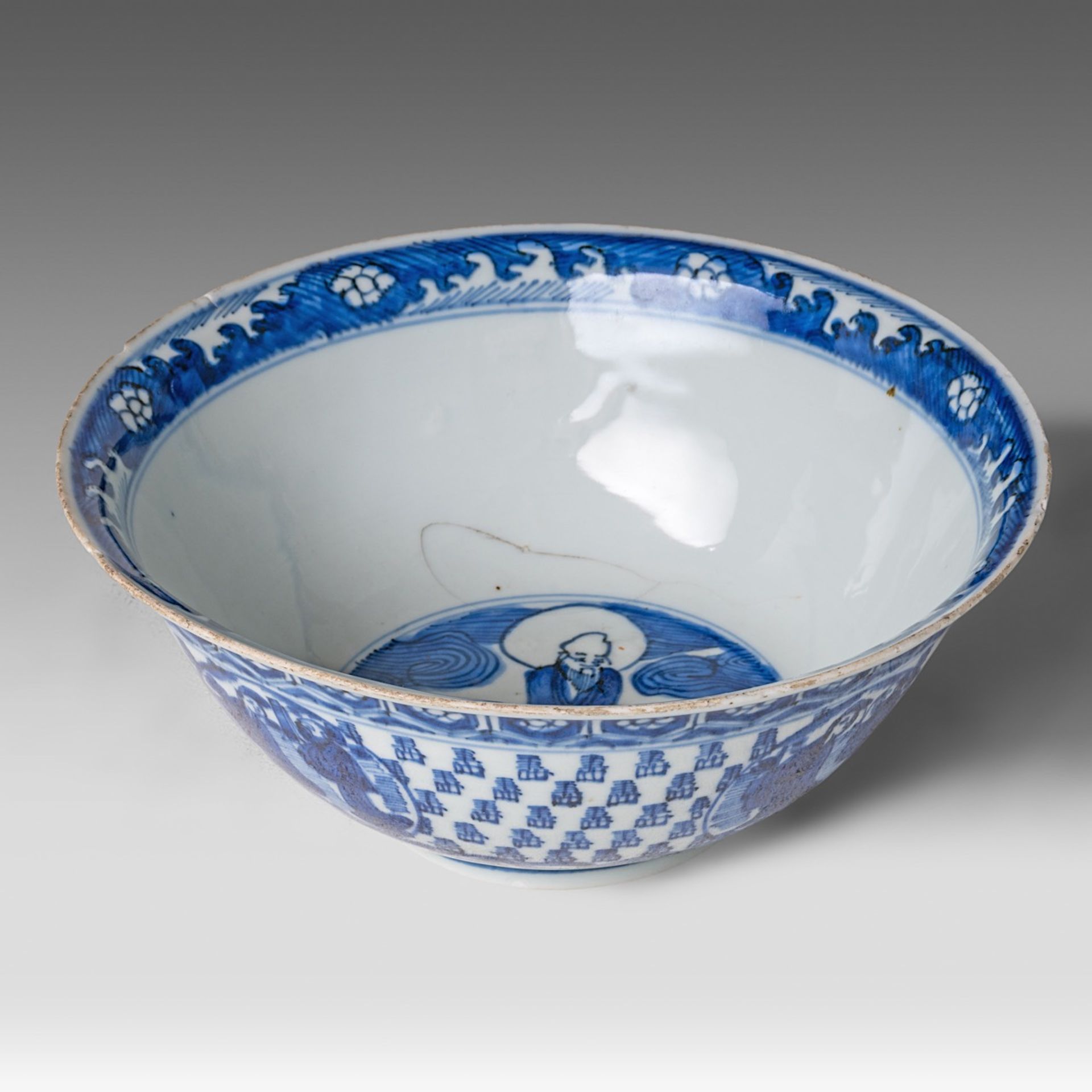 A Chinese blue and white 'Luohan' bowl, Wanli period, Ming dynasty, H 9 - dia 22,5 cm - Image 7 of 8