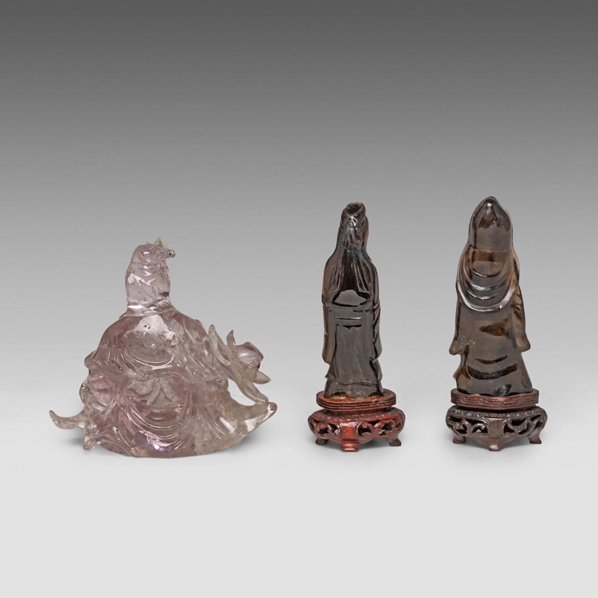 A collection of ten Chinese mineral carvings and a porcelain plate, incl. a carved mother-of-pearl s - Bild 20 aus 23