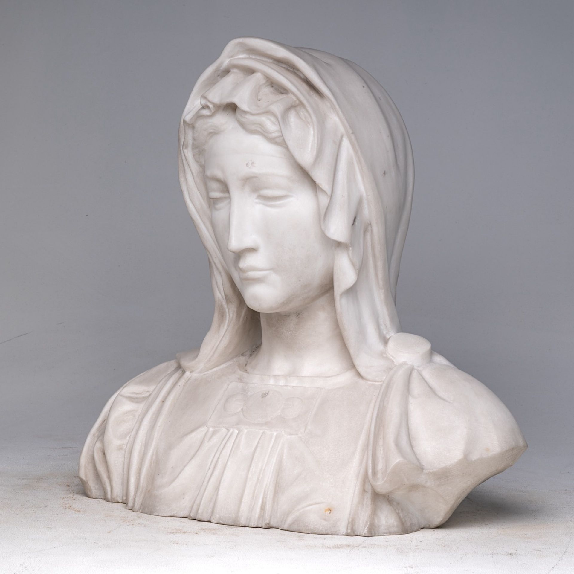 A Carrara marble bust of the Madonna, detail after the famous 'Madonna of Bruges' by Michelangelo, H - Bild 2 aus 6