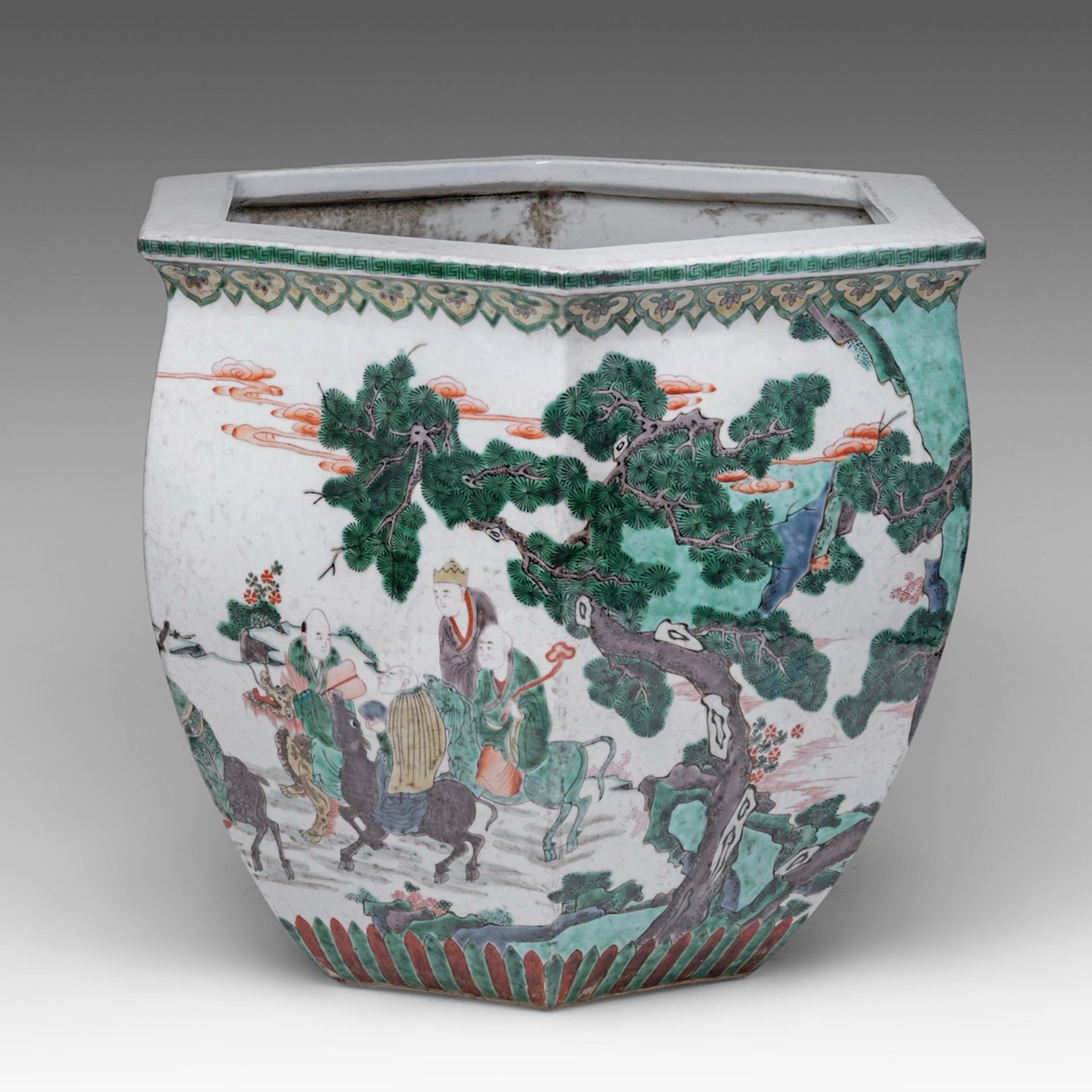 A Chinese famille verte 'Immortals' hexagonal jardiniere, Republic period/ 20thC, H 37 - W 46 cm - Image 2 of 6