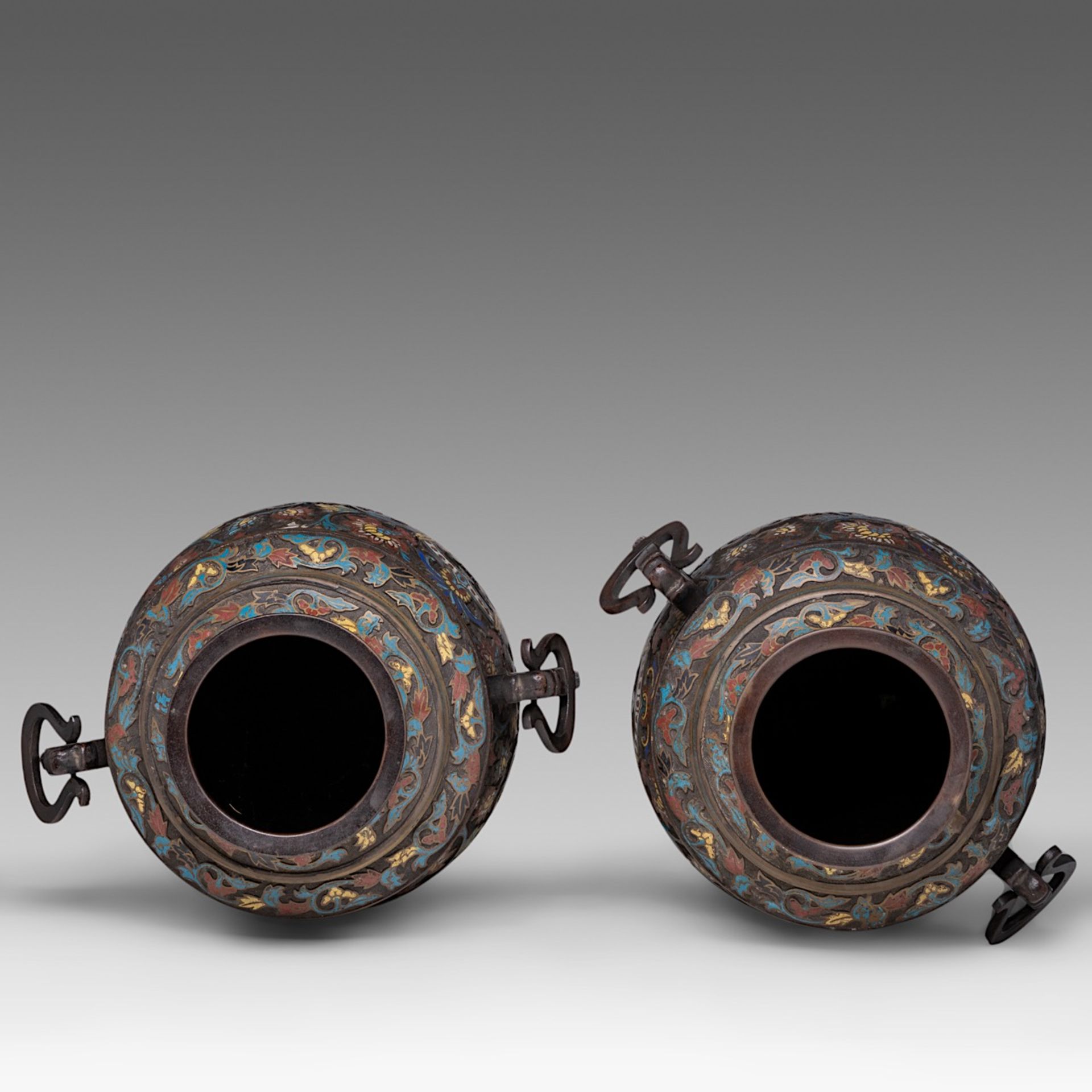A pair of Japanese champleve enamelled bronze 'Scrolling Lotus' vases, paired with stylised dragon h - Image 5 of 6