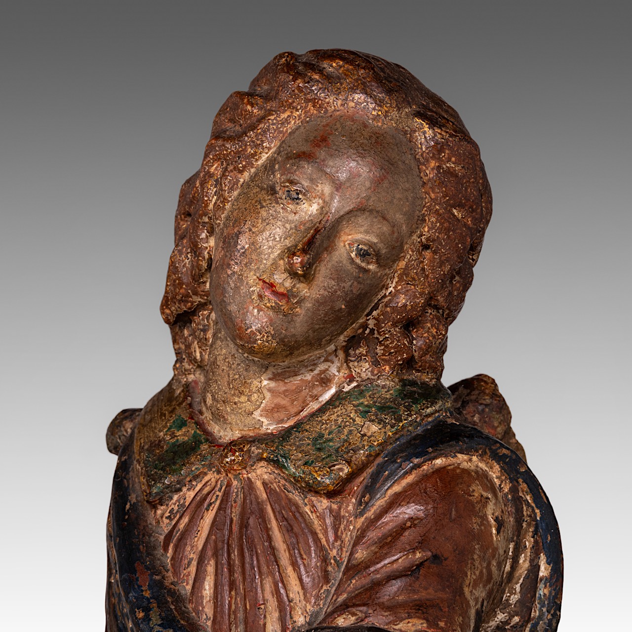 An exceptional pair of 16thC polychrome terracotta angels holding a pricket candlestick, H 38-39 cm - Image 7 of 7