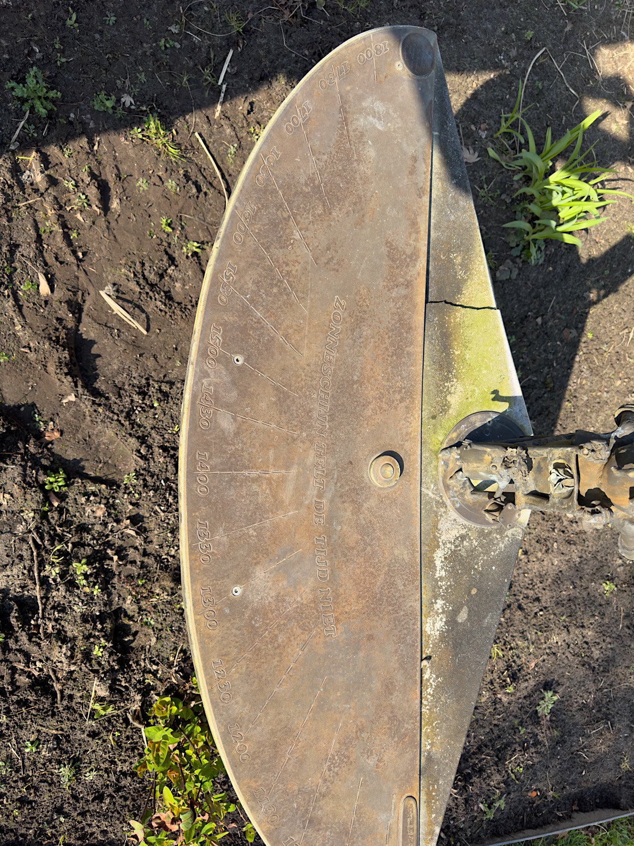 Jef Claerhout (1937-2022), 'Zonneschijn telt de tijd niet', 1995, patinated bronze garden sundial, H - Image 9 of 11