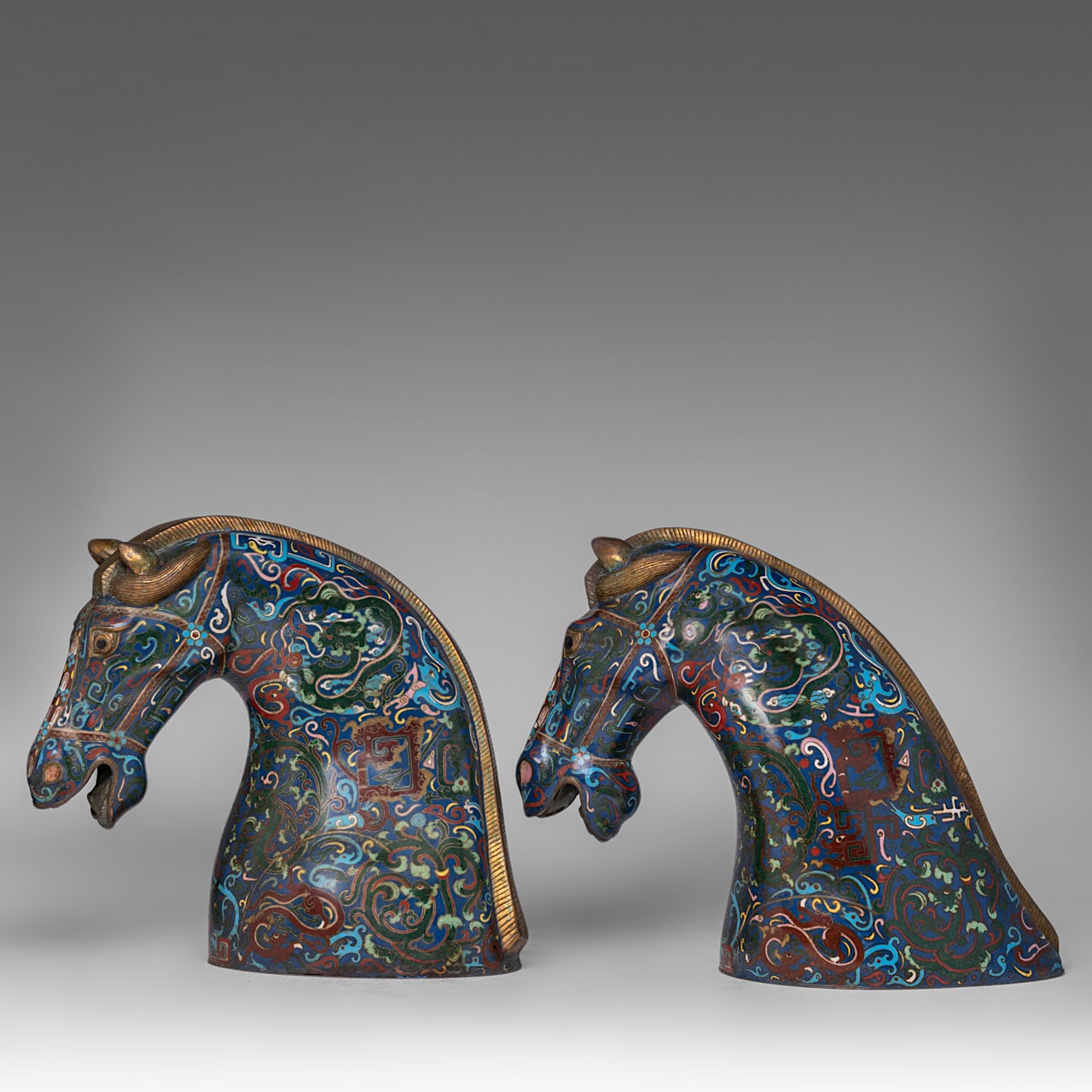 A pair of Chinese cloisonne enamelled large heads of horses, 20thC, both H 32 cm - Image 4 of 7