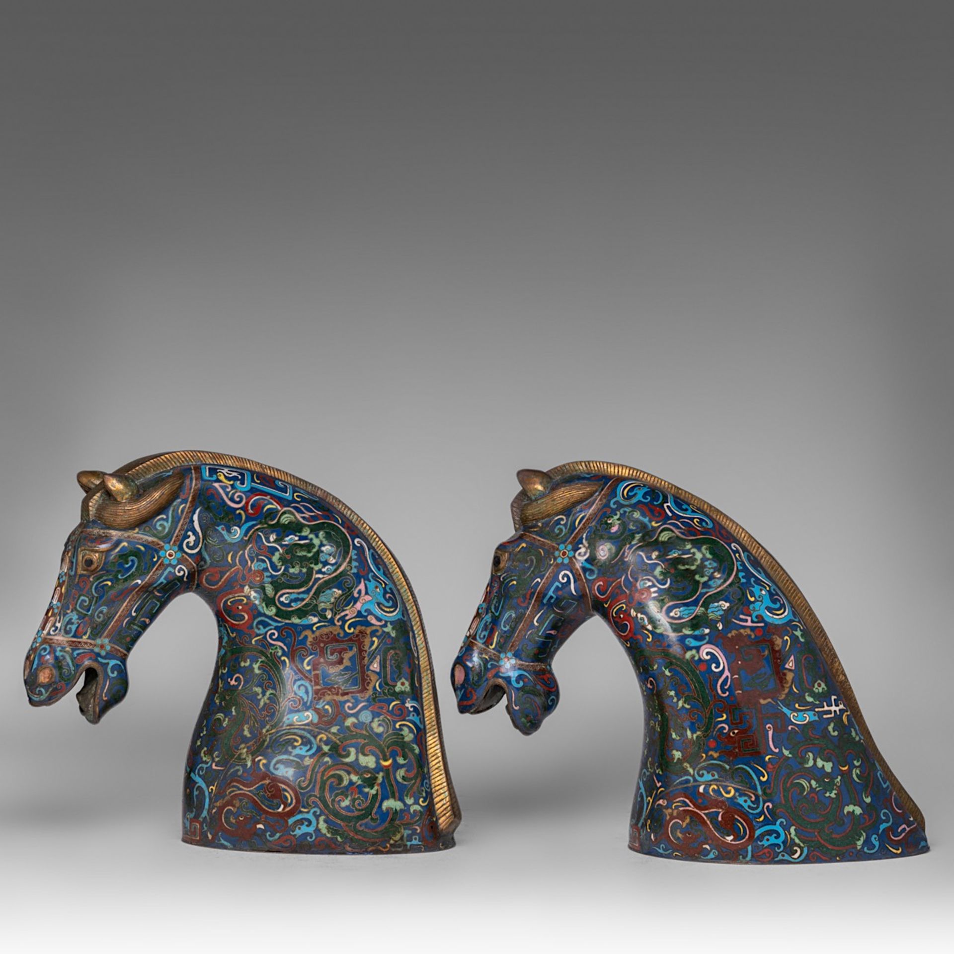 A pair of Chinese cloisonne enamelled large heads of horses, 20thC, both H 32 cm - Bild 4 aus 7