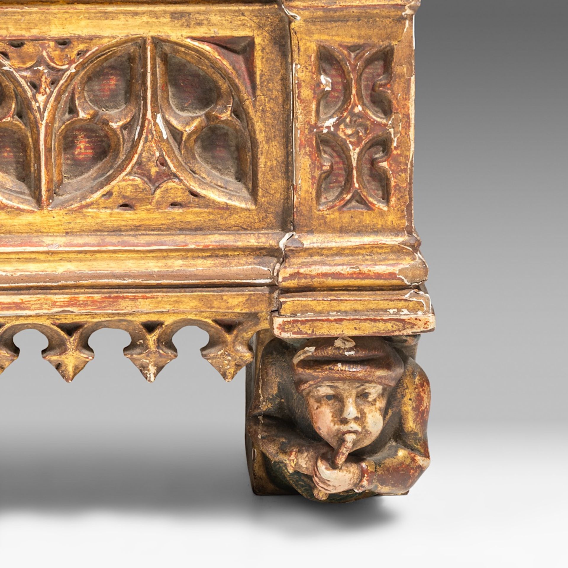 A finely sculpted polychrome and gilt wooden Gothic Revival shrine with a medieval court scene, H 80 - Bild 7 aus 8