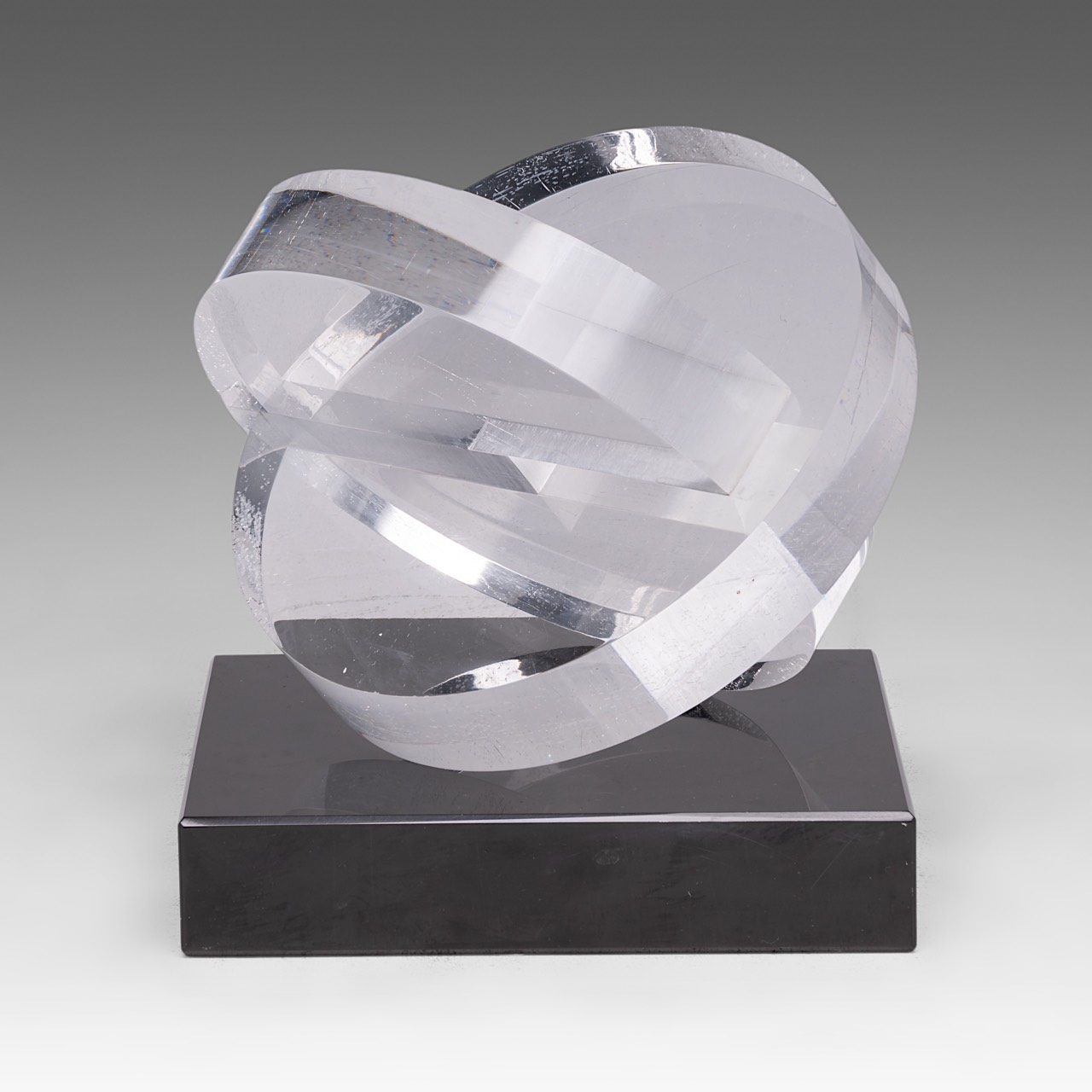 Hilde Van Sumere (1932-2013), 'Weerspiegeling', plexi on a black marble base, H 20 cm (total)