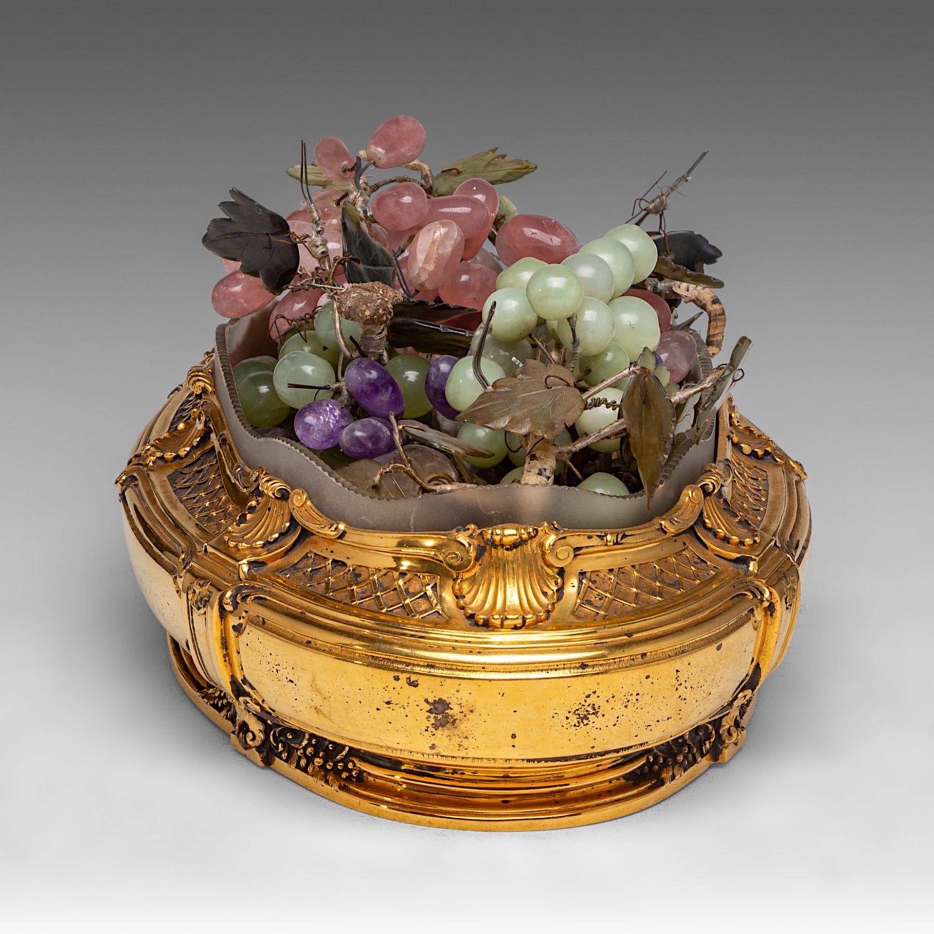 A decorative Napoleon III bunch of grapes 'piece de milieu', gilt bronze with semi-precious stones, - Bild 3 aus 5