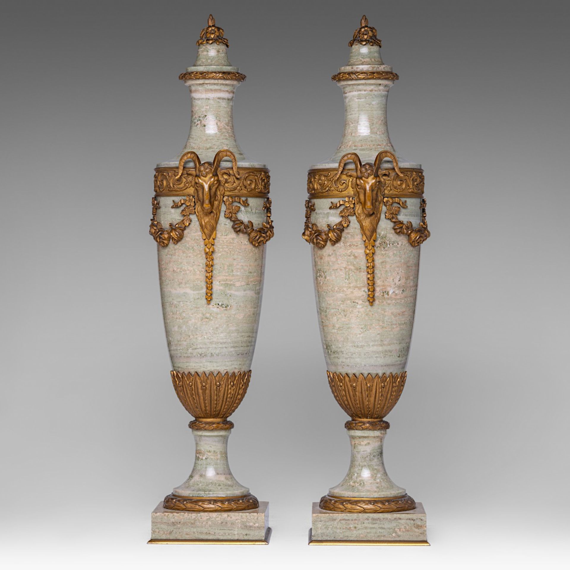A fine pair of Neoclassical oblong cassolettes, marble with gilt bronze mounts, H 56 cm - Bild 4 aus 6