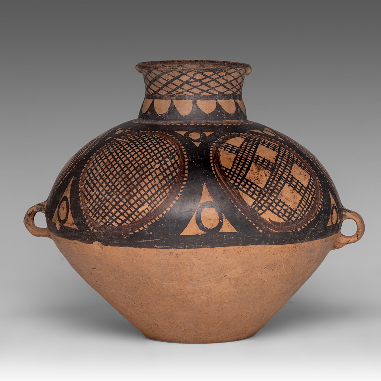 A Chinese Neolithic Yangshao/Majiayao culture painted pottery jar, Banshan-type, H 27 cm - Image 3 of 7