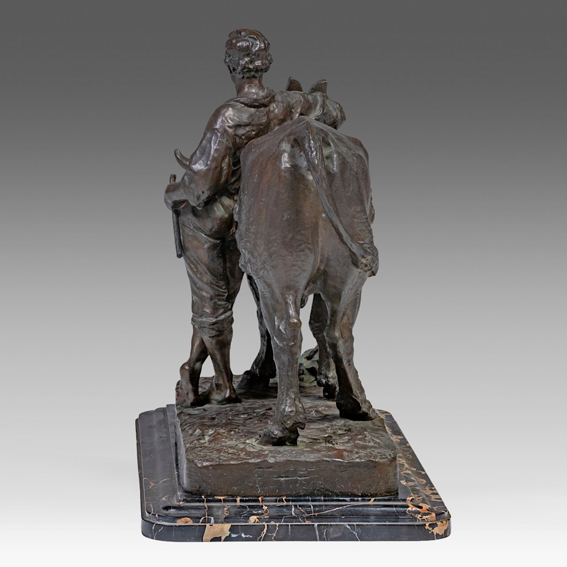 Leon Mignon (1847-1898), farmer resting with his ox, patinated bronze on a marble base, H 51 - 55 - - Image 3 of 10