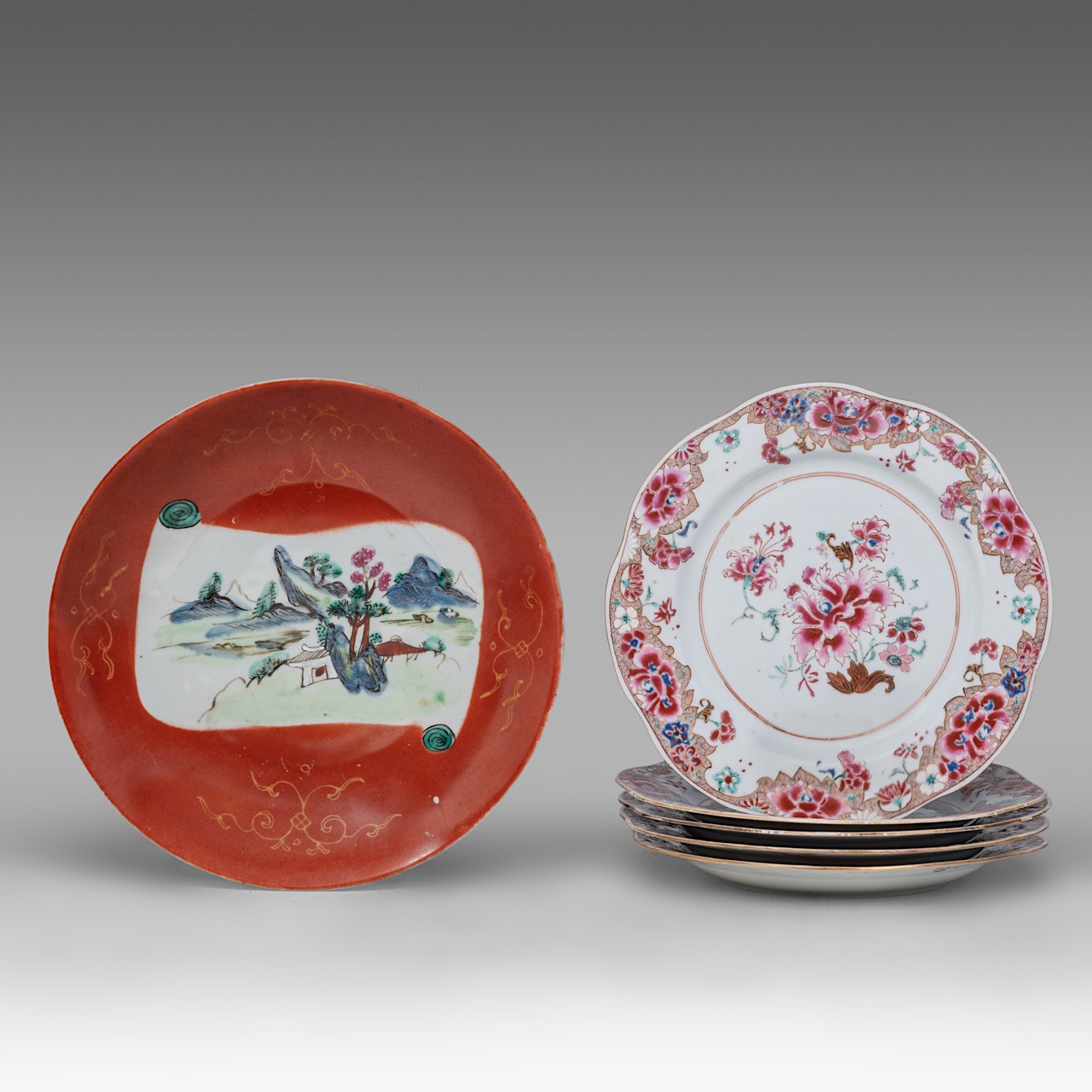 A Chinese coral-red ground famille rose 'Scroll Painting' dish, Qianlong period dia 22,5 cm - a seri