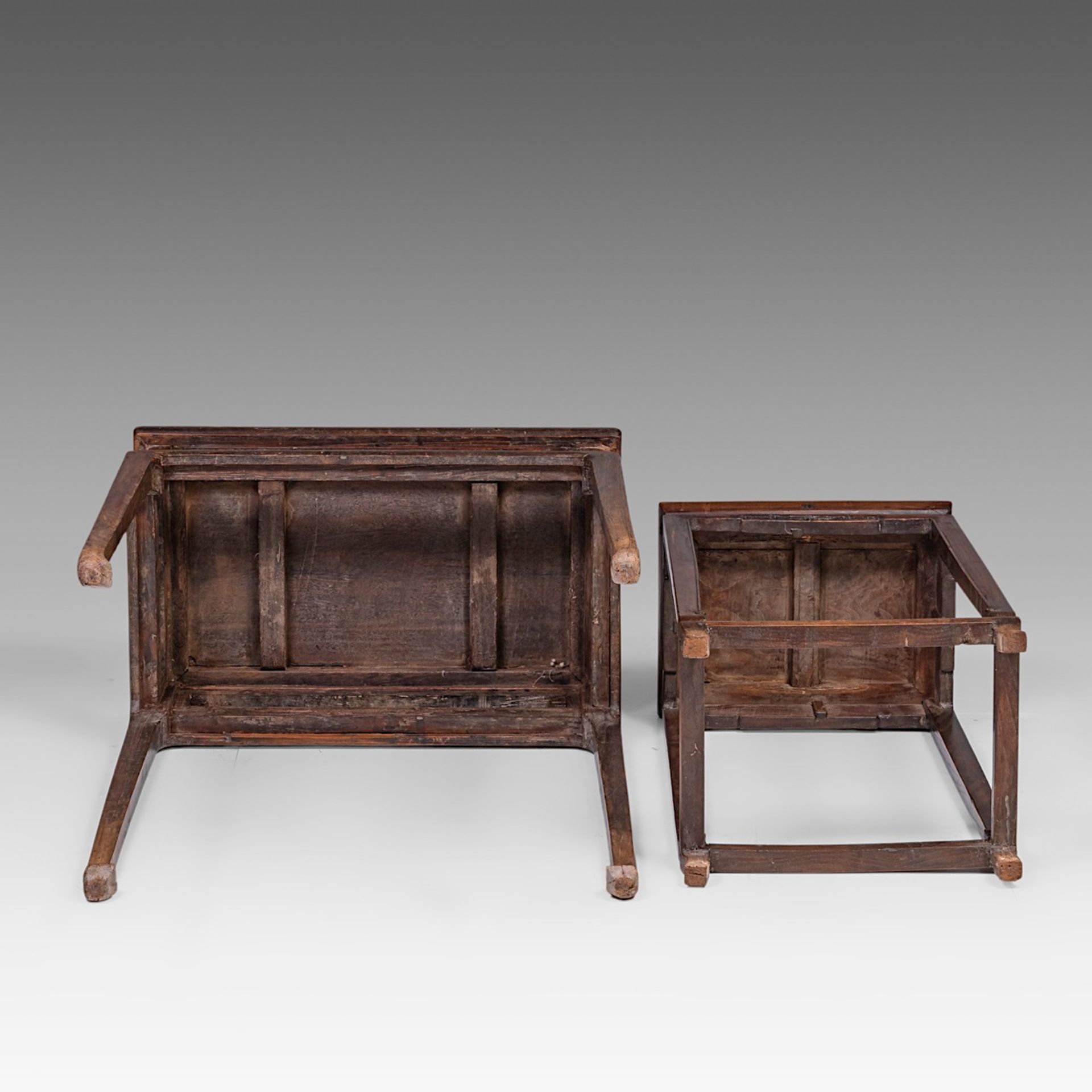 Two Chinese hardwood side tables, mid - late Qing dynasty, largest H 82 - 69 x 42 cm - Bild 7 aus 7