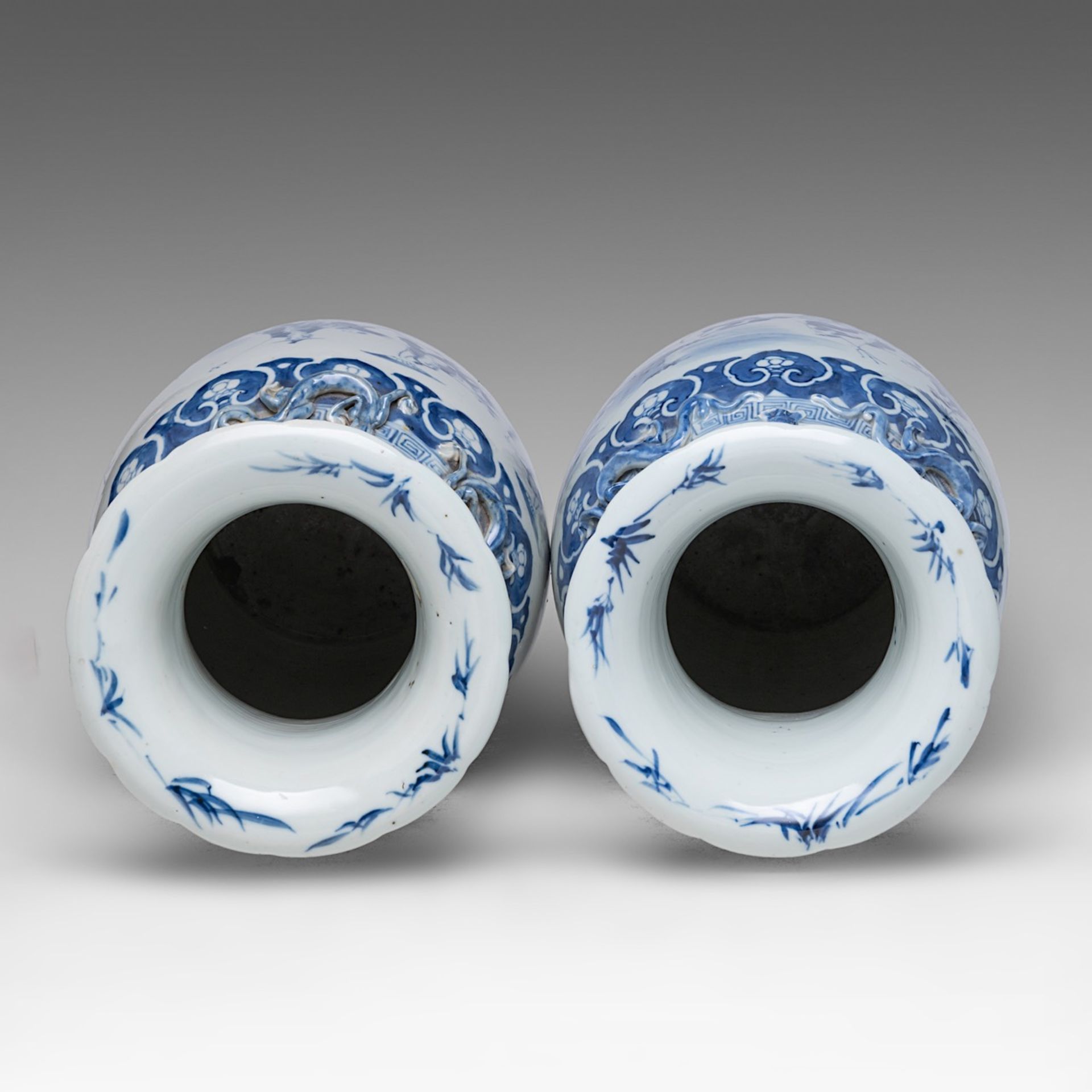 A pair of Chinese blue and white 'Figures in a Daily Life Scene' vases, 19thC, H 45 cm - Bild 5 aus 6