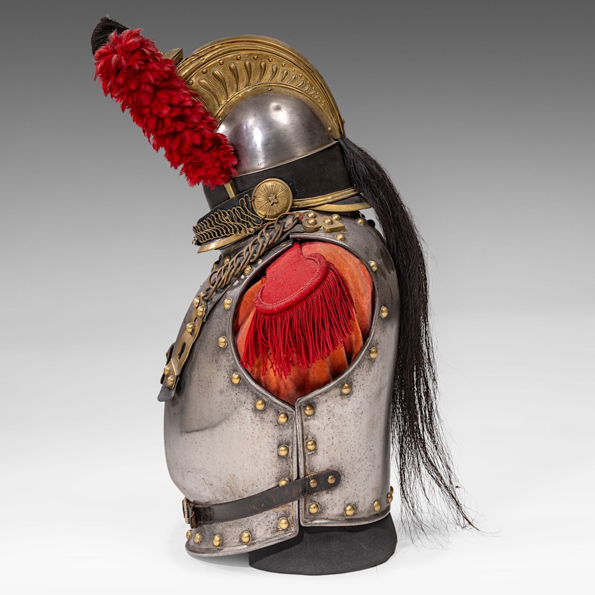 Cuirass and helmet for the French cuirassiers, metal, brass and textile, 1859-1872 73 x 30 x 38 cm. - Image 3 of 7