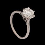 A fine 18ct white gold solitaire ring set with a 2,74 ct brilliant cut diamond