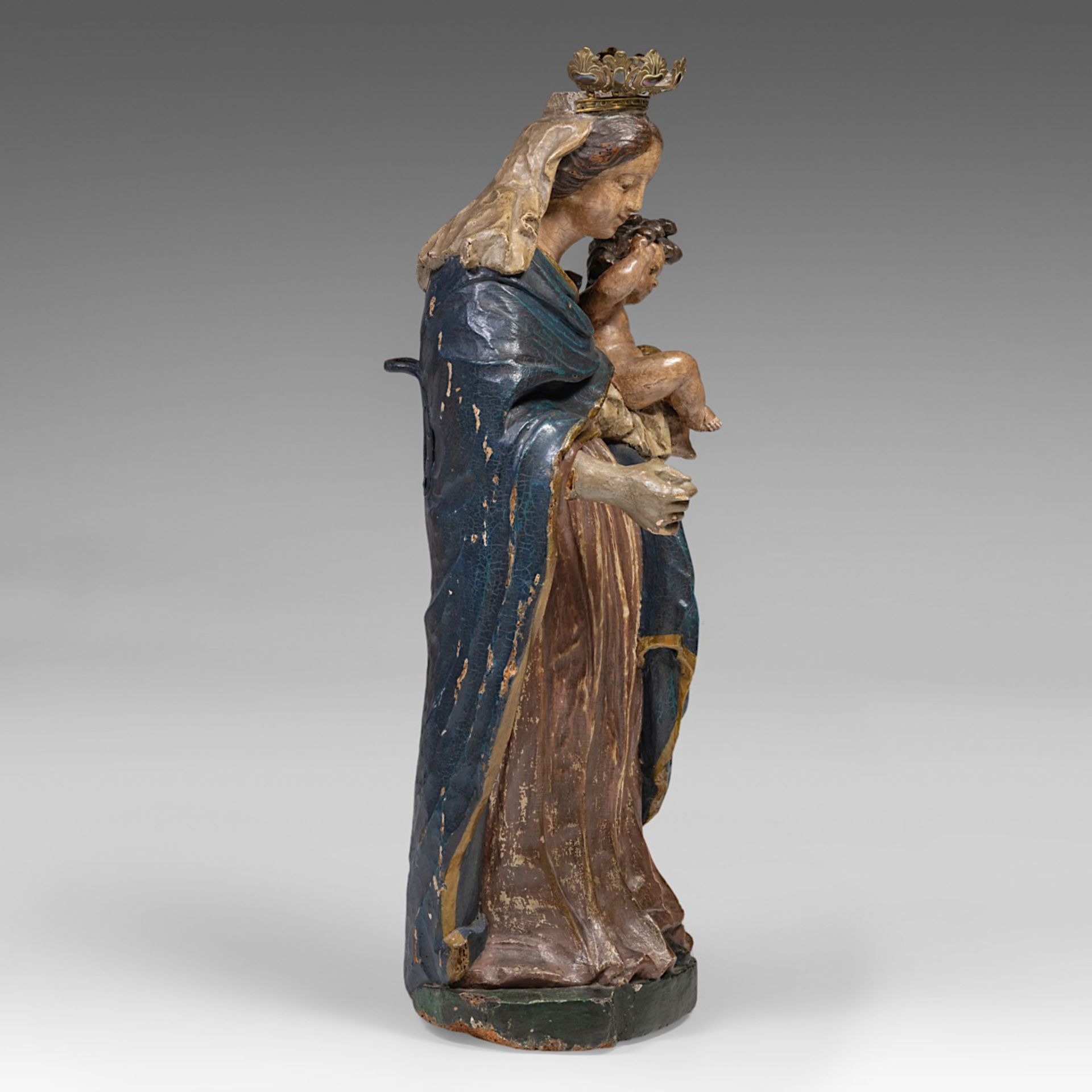 A polychrome wooden sculpture of the Madonna and Child, 18thC, H 92 cm - Bild 4 aus 7