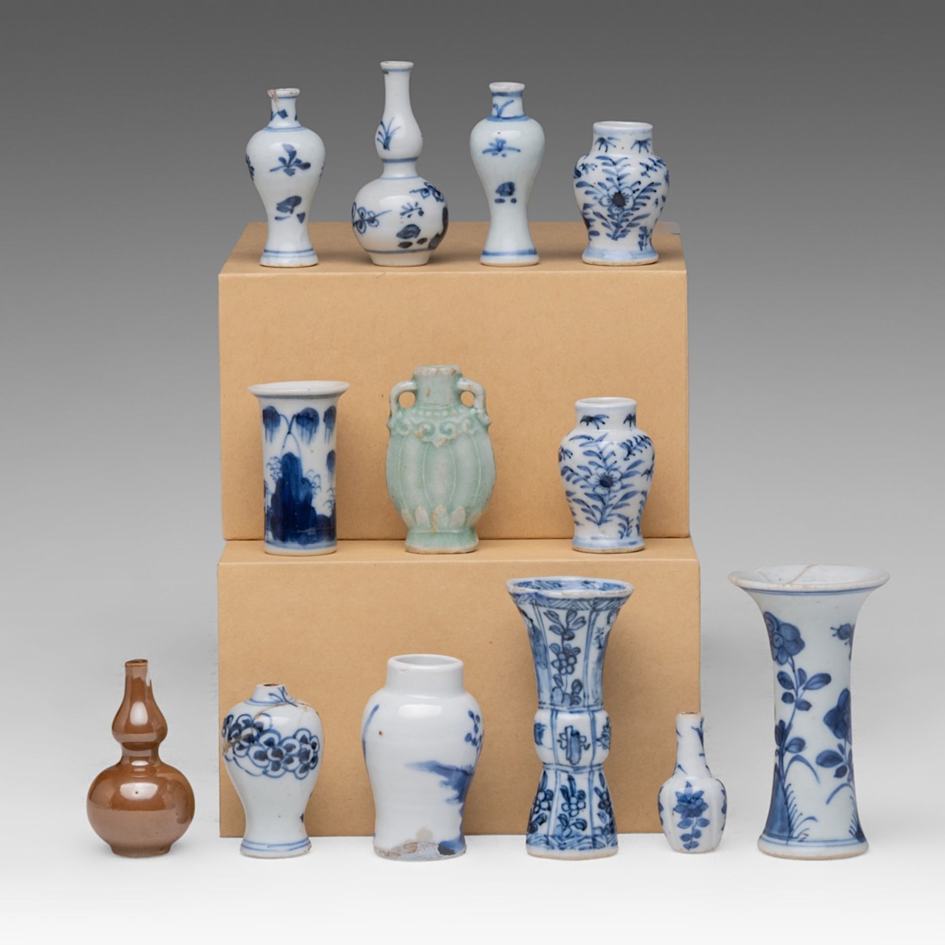 A collection of thirteen Chinese miniature vases and bottles, mainly blue and white and of Kangxi pe - Bild 3 aus 10