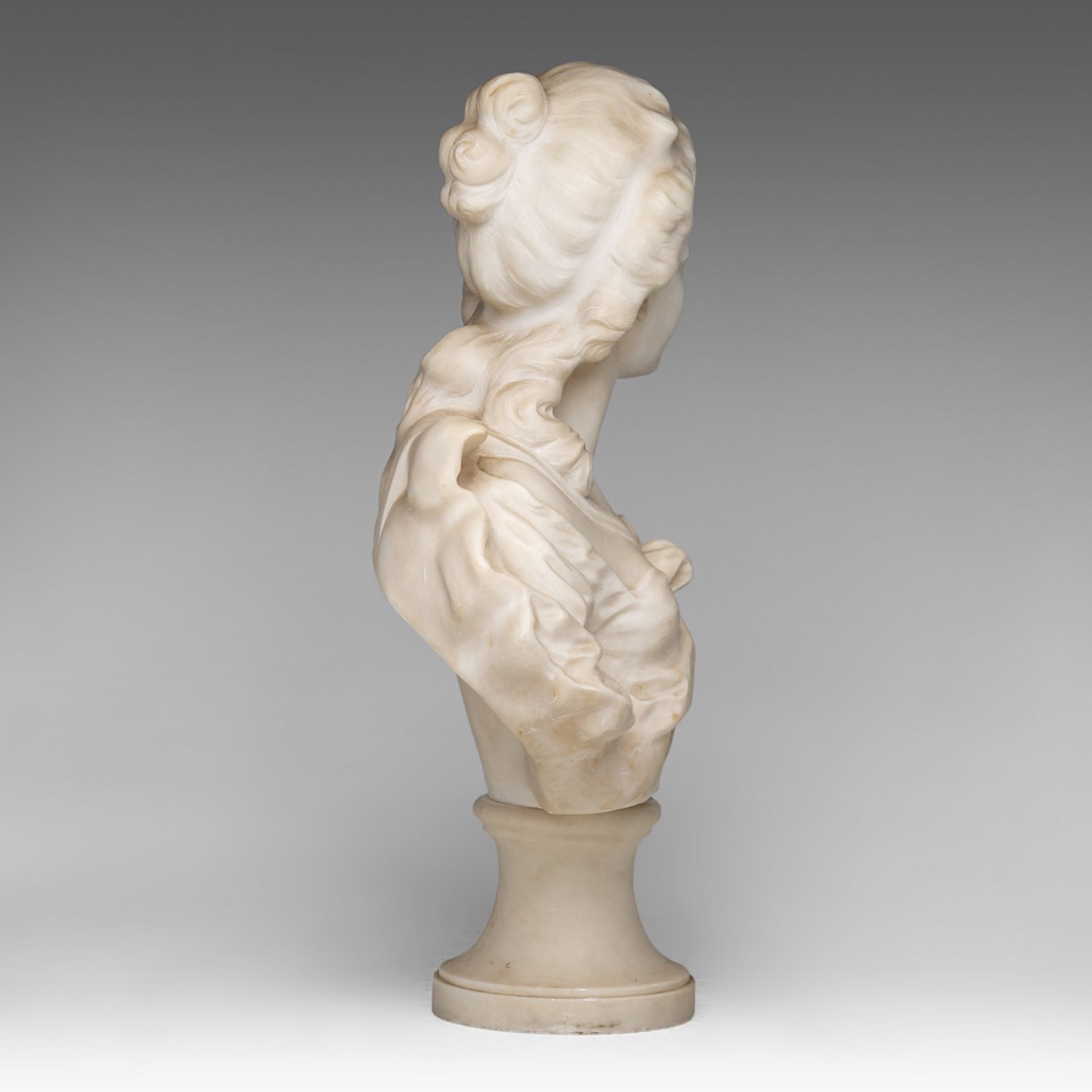 An alabaster bust of a female beauty in the Louis XVI era (Marie-Antoinette?), H 56 cm - Image 5 of 5