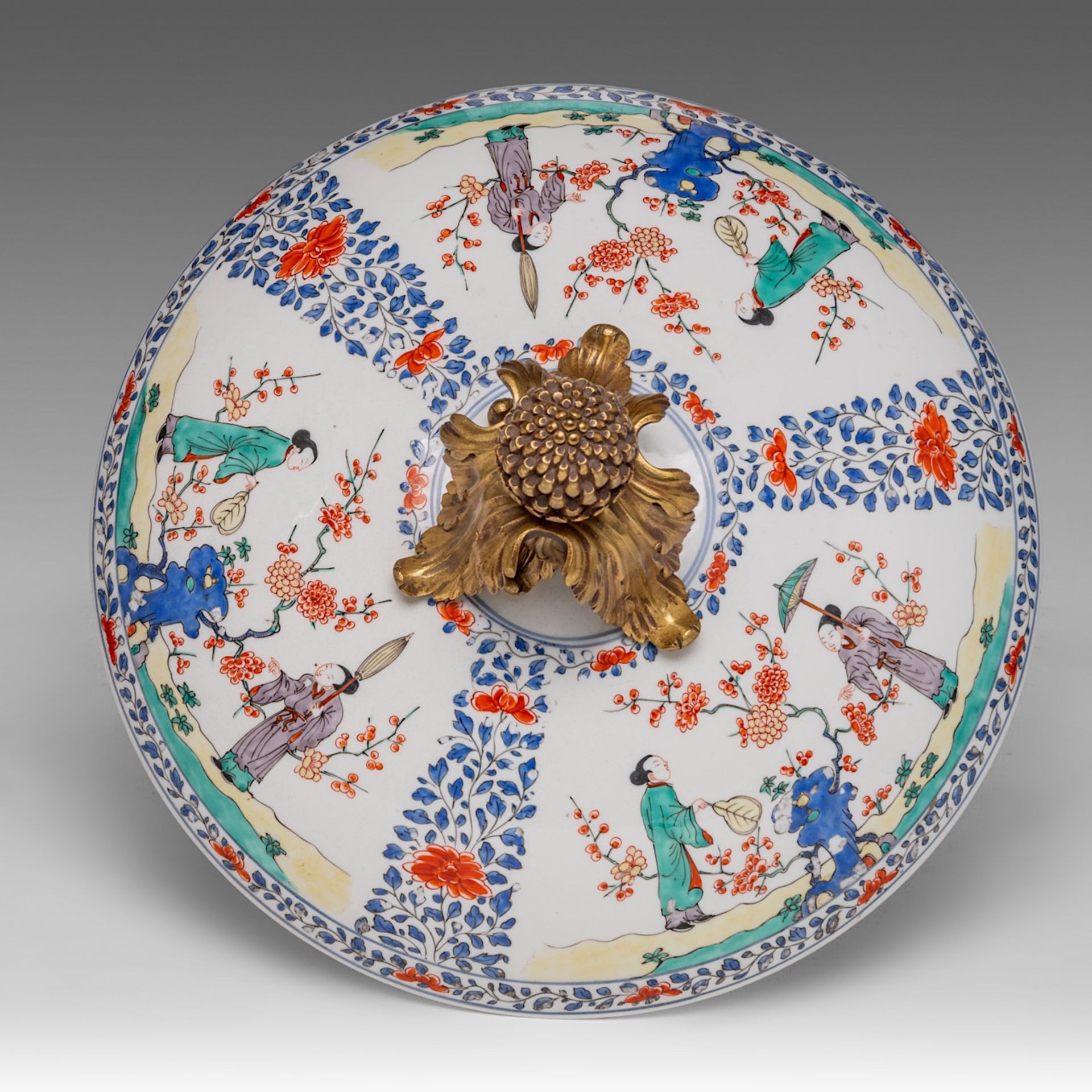 A Kakiemon-style tureen and cover, impressively mounted, late 18thC, total H 66 cm - Image 8 of 9