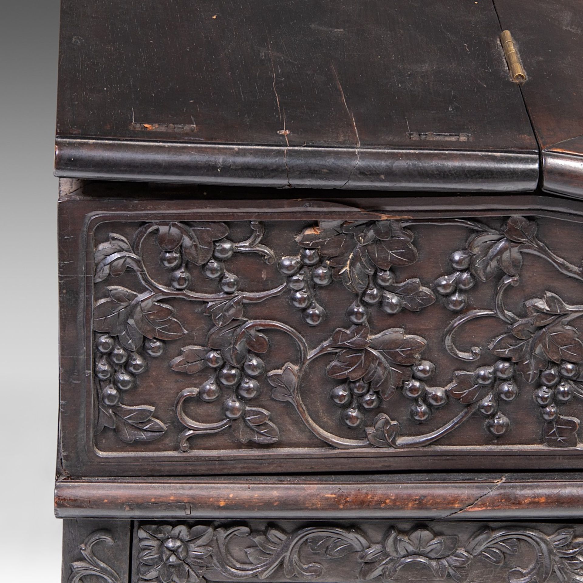 A compact South Chinese carved hardwood writing desk, 19thC, H 83 - W 66 - D 62 cm - Bild 9 aus 10