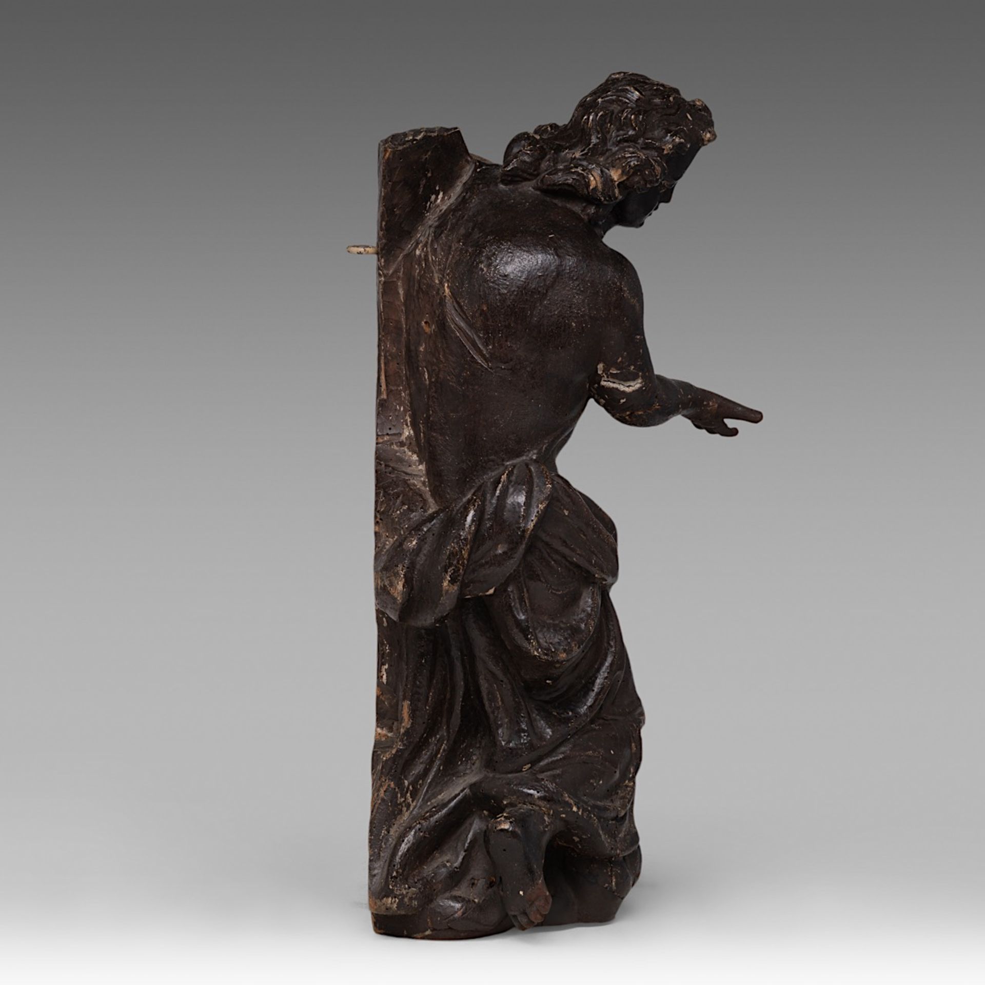 A patinated limewood sculpture of Saint John the Evangelist, 17thC, H 50 cm - Image 5 of 7