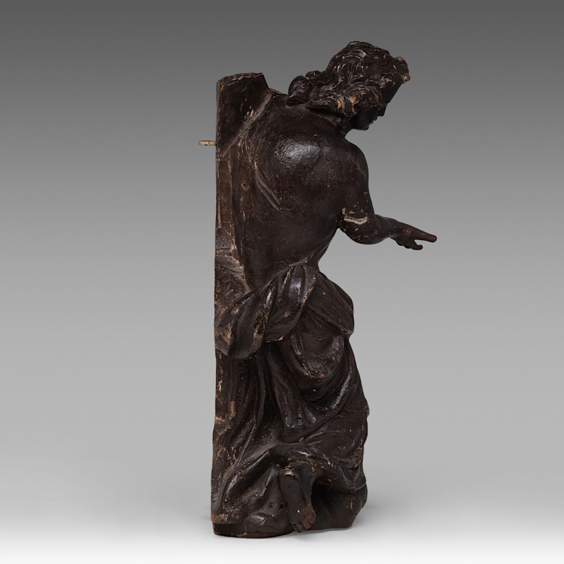 A patinated limewood sculpture of Saint John the Evangelist, 17thC, H 50 cm - Bild 5 aus 7