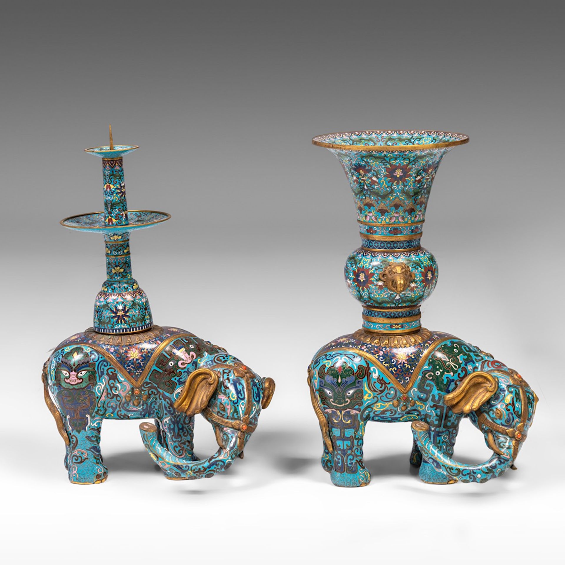 A Chinese five-piece semi-precious stone inlaid cloisonne garniture, late Qing/20thC, tallest H 58 - - Bild 12 aus 24