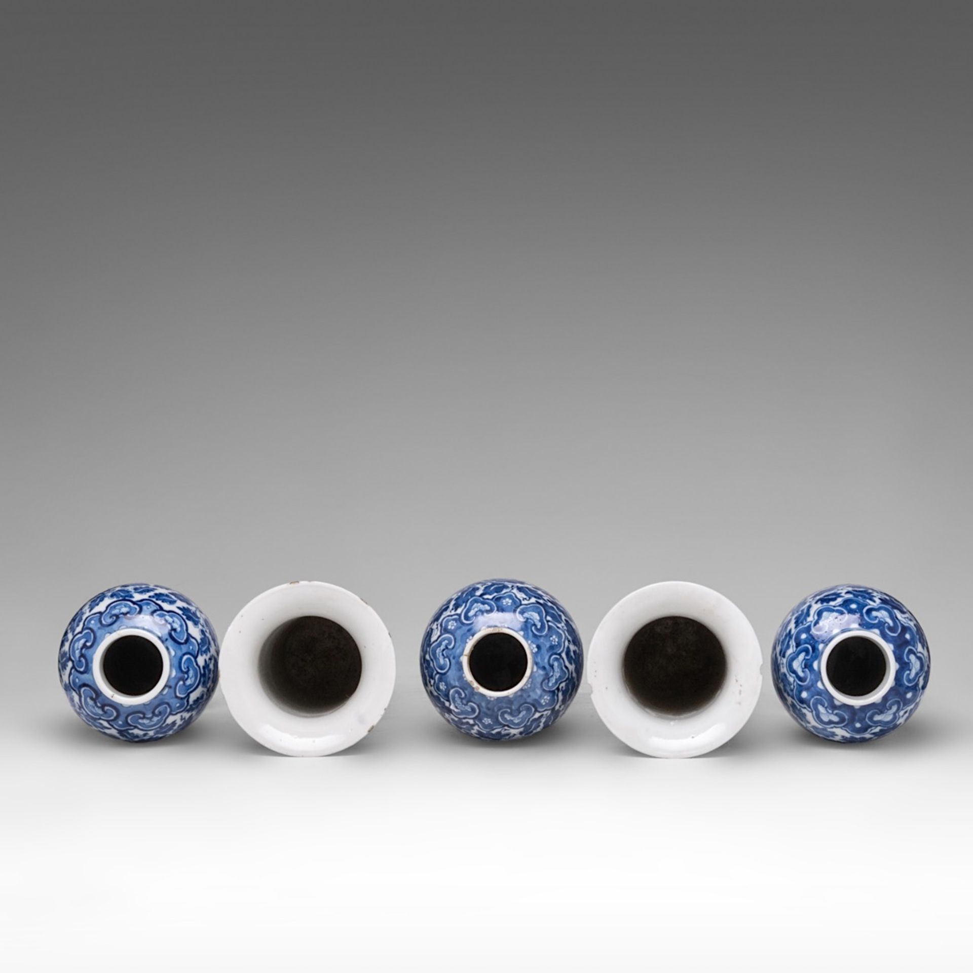 A complete set of Chinese blue and white floral decorated five-piece garniture vases, 19thC, H 30 (b - Bild 5 aus 8