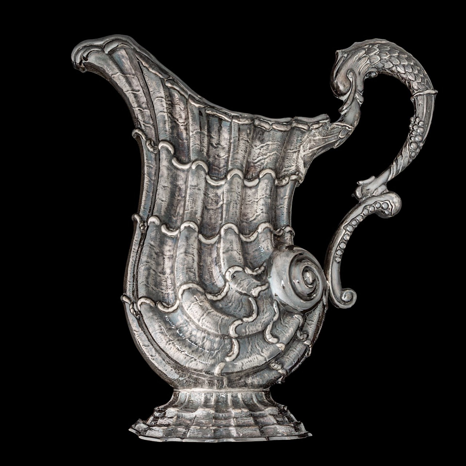 Two (19thC)- 20th-century silver turbo shell-shaped ewers, indecipherably hallmarked, H 25,5 - 26 cm - Bild 2 aus 13
