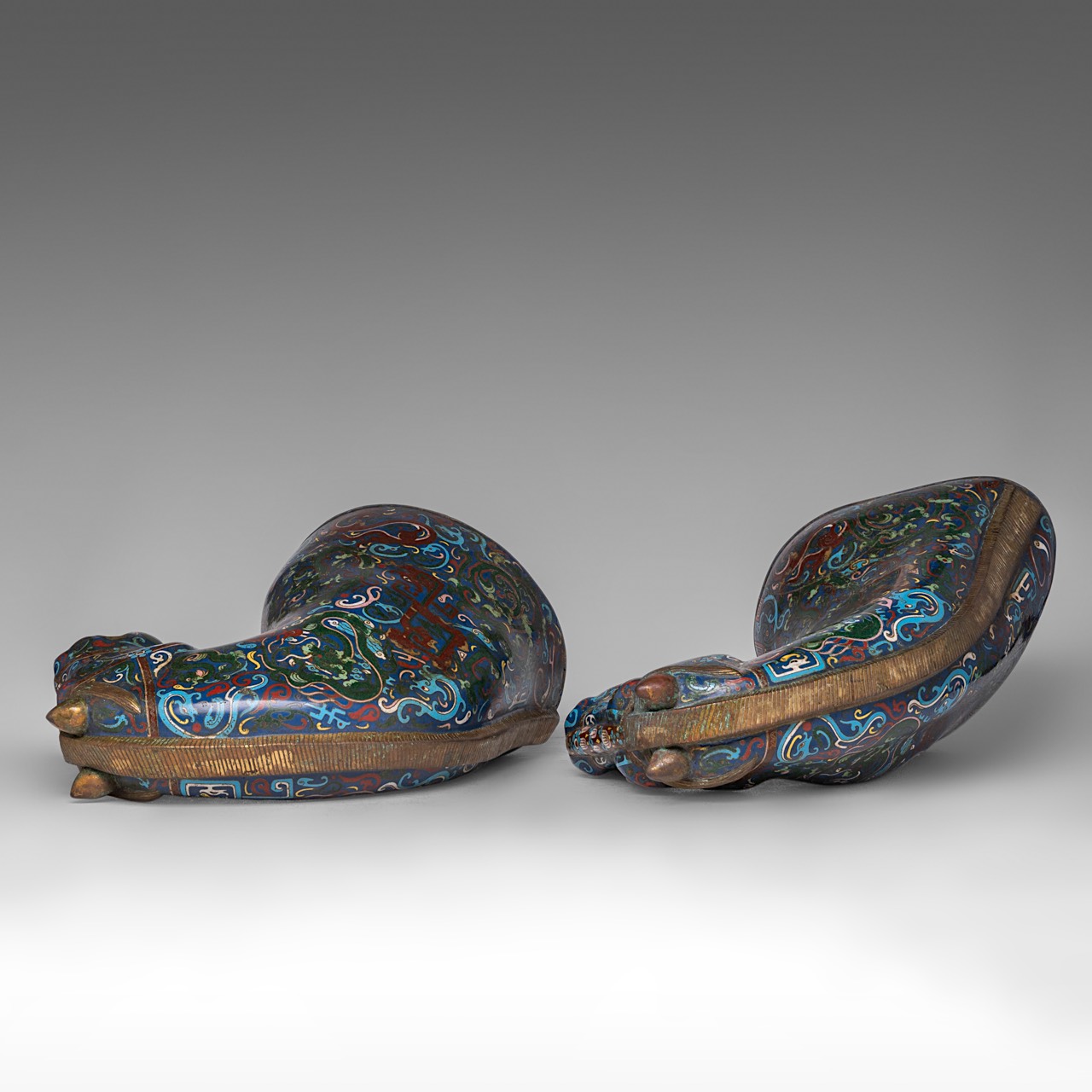 A pair of Chinese cloisonne enamelled large heads of horses, 20thC, both H 32 cm - Image 6 of 7