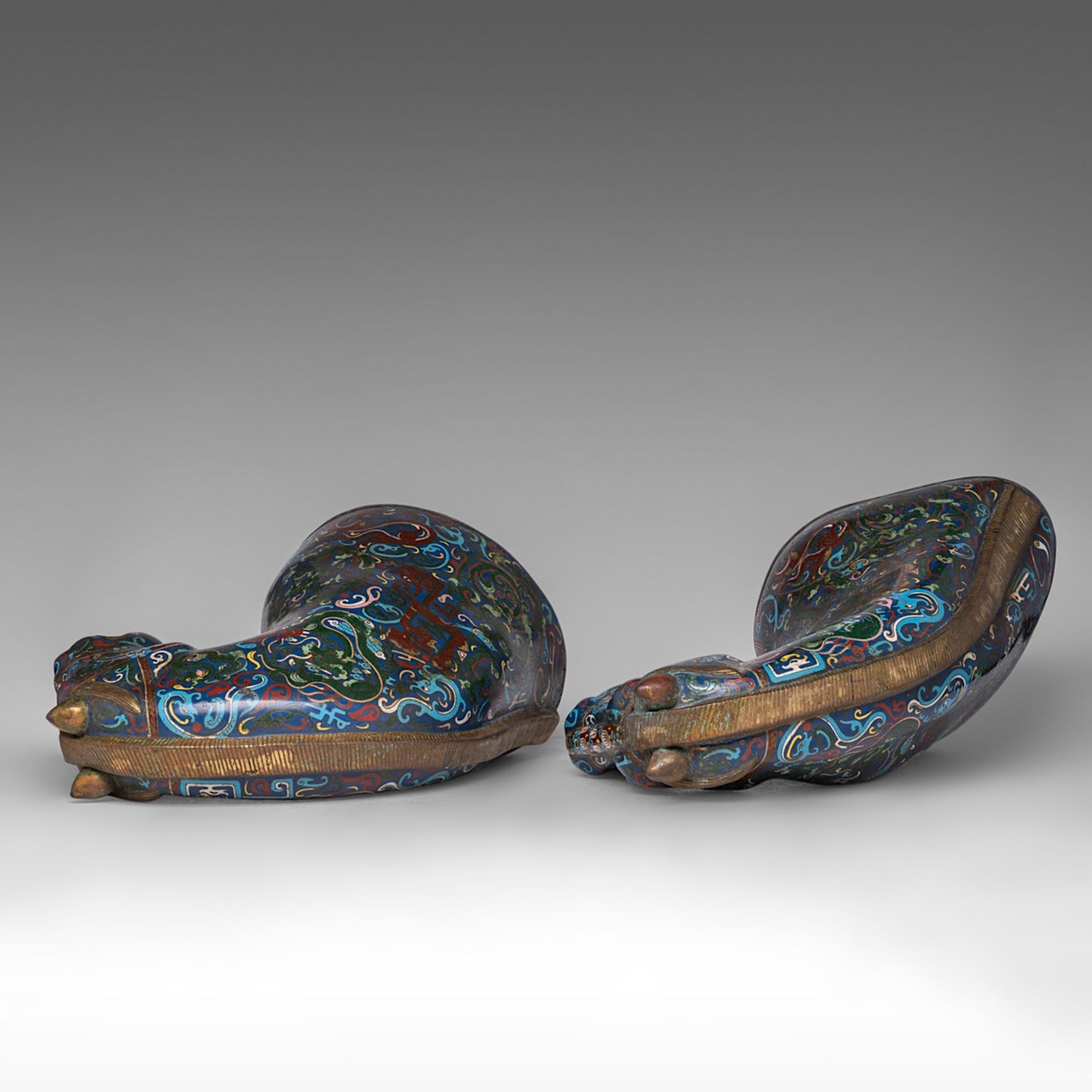 A pair of Chinese cloisonne enamelled large heads of horses, 20thC, both H 32 cm - Bild 6 aus 7