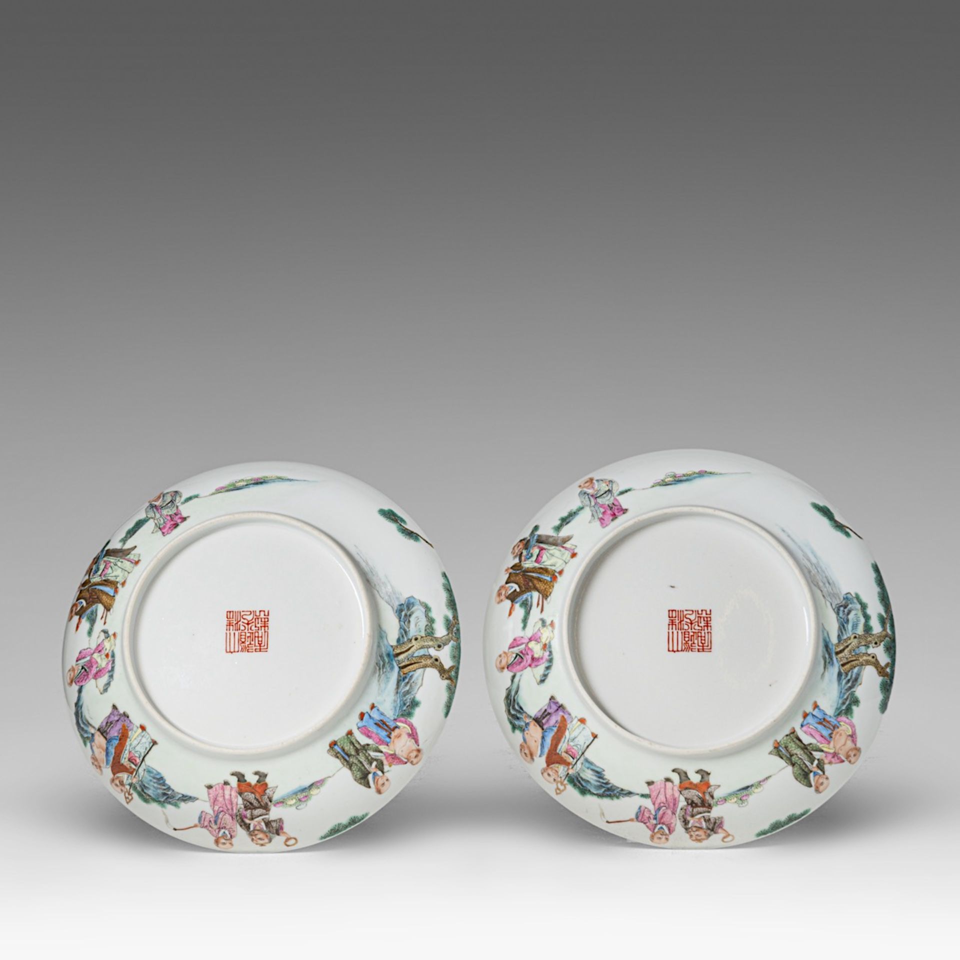 A similar pair of Chinese famille rose 'Luohan' dishes, with a Daoguang mark, dia 16,5 cm - Bild 2 aus 2