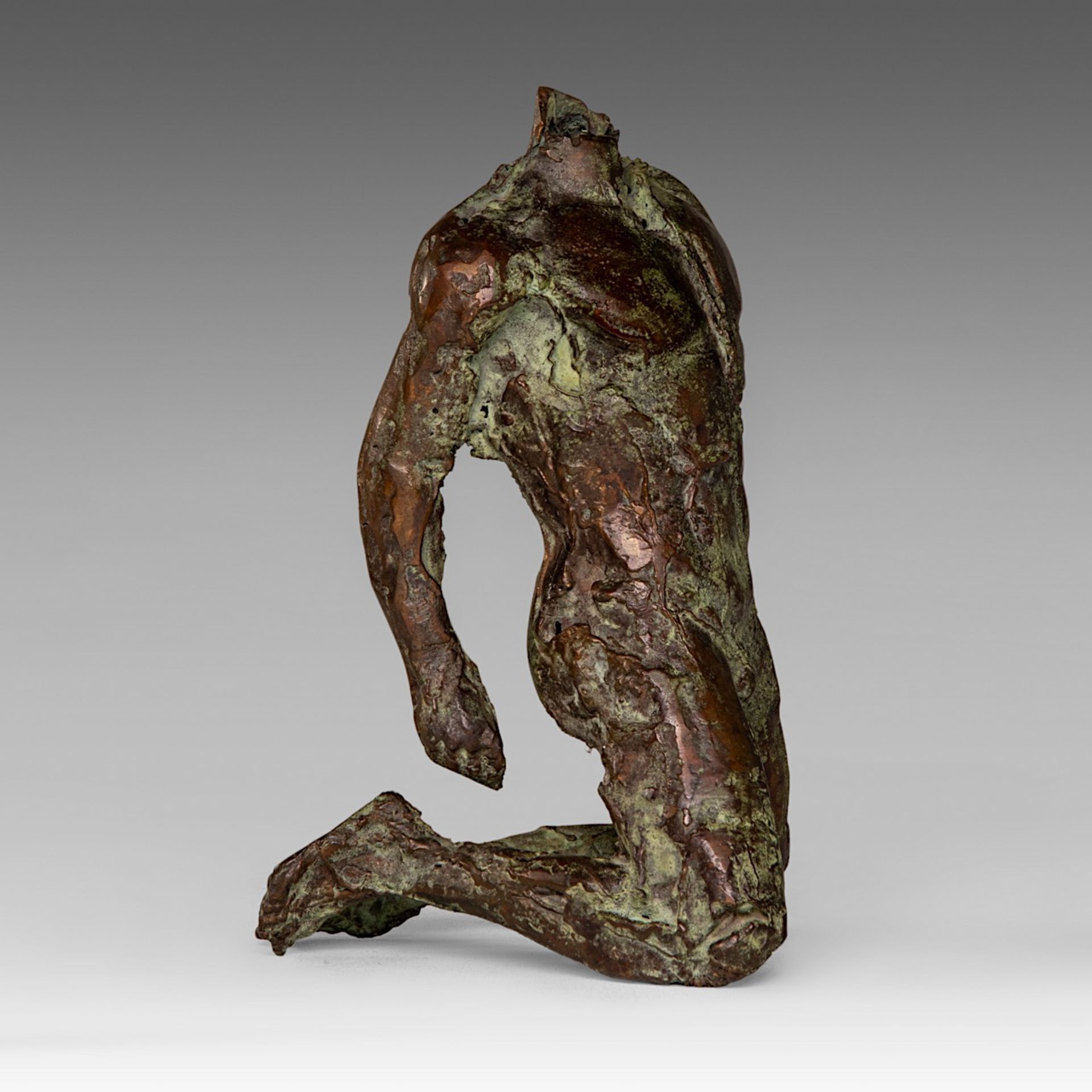 Jan Desmarets (1961), kneeling man, patinated bronze, 5/8 26.5 cm. (10.4 in.) - Image 5 of 7
